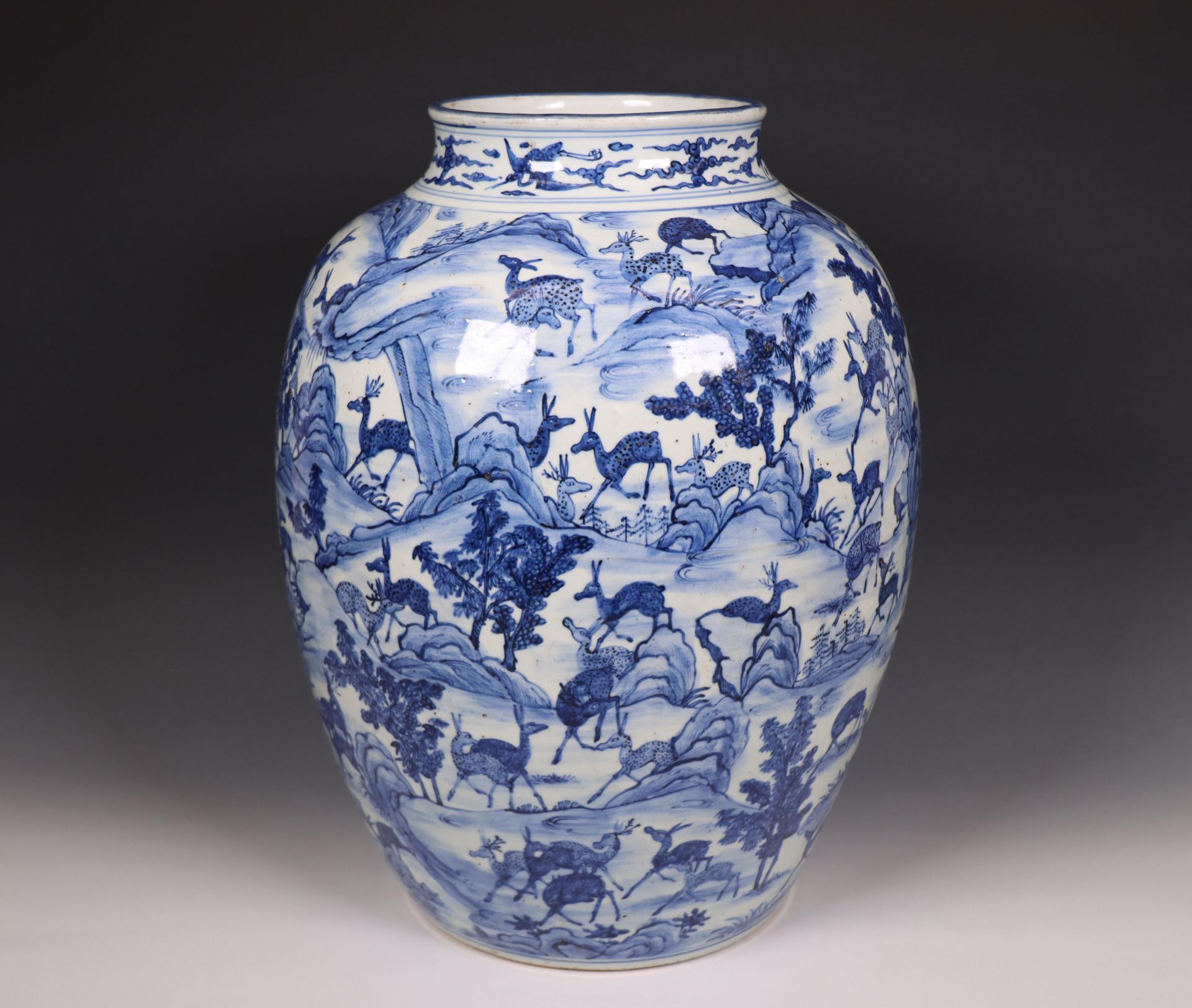 China, blue and white porcelain 'one hundred deer' baluster vase, late Qing dynasty (1644-1912), - Bild 3 aus 6