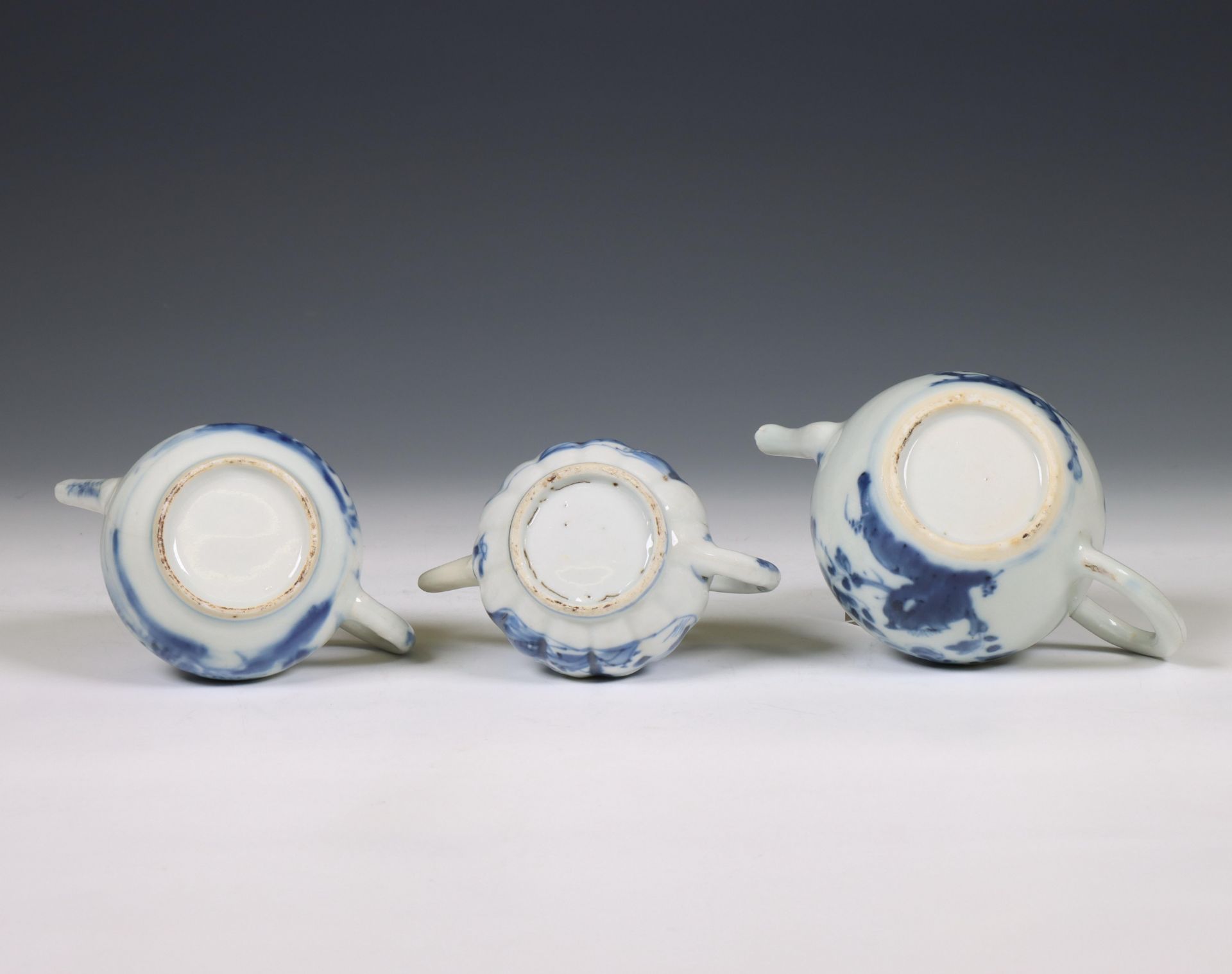 China, three blue and white porcelain teapots, 18th century, - Bild 5 aus 6