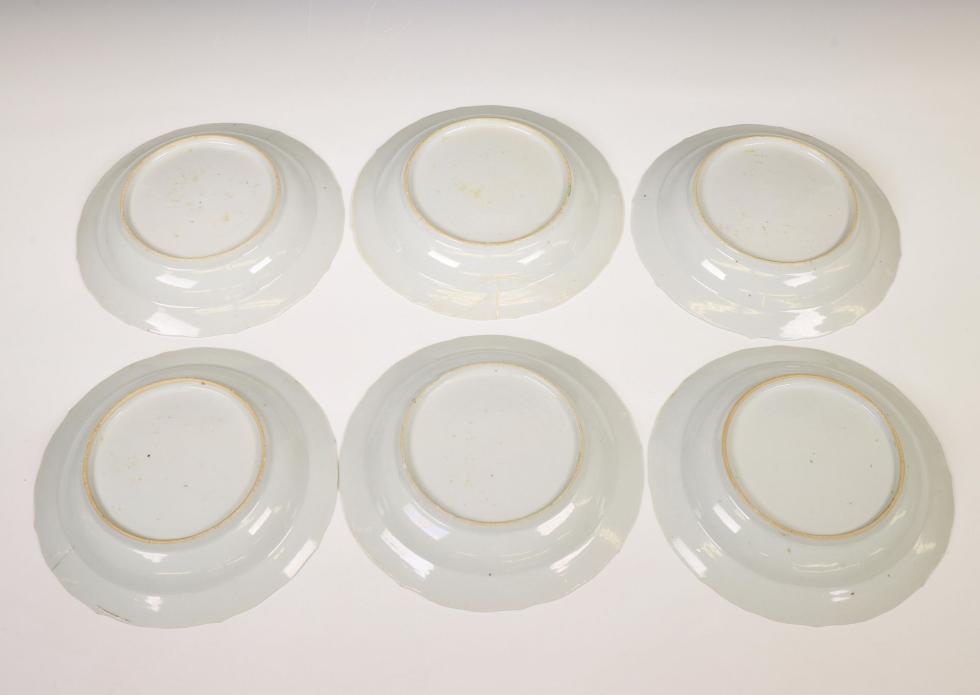 China, two sets of six famille rose porcelain deep dishes, late Qing dynasty (1644-1912), - Bild 2 aus 5