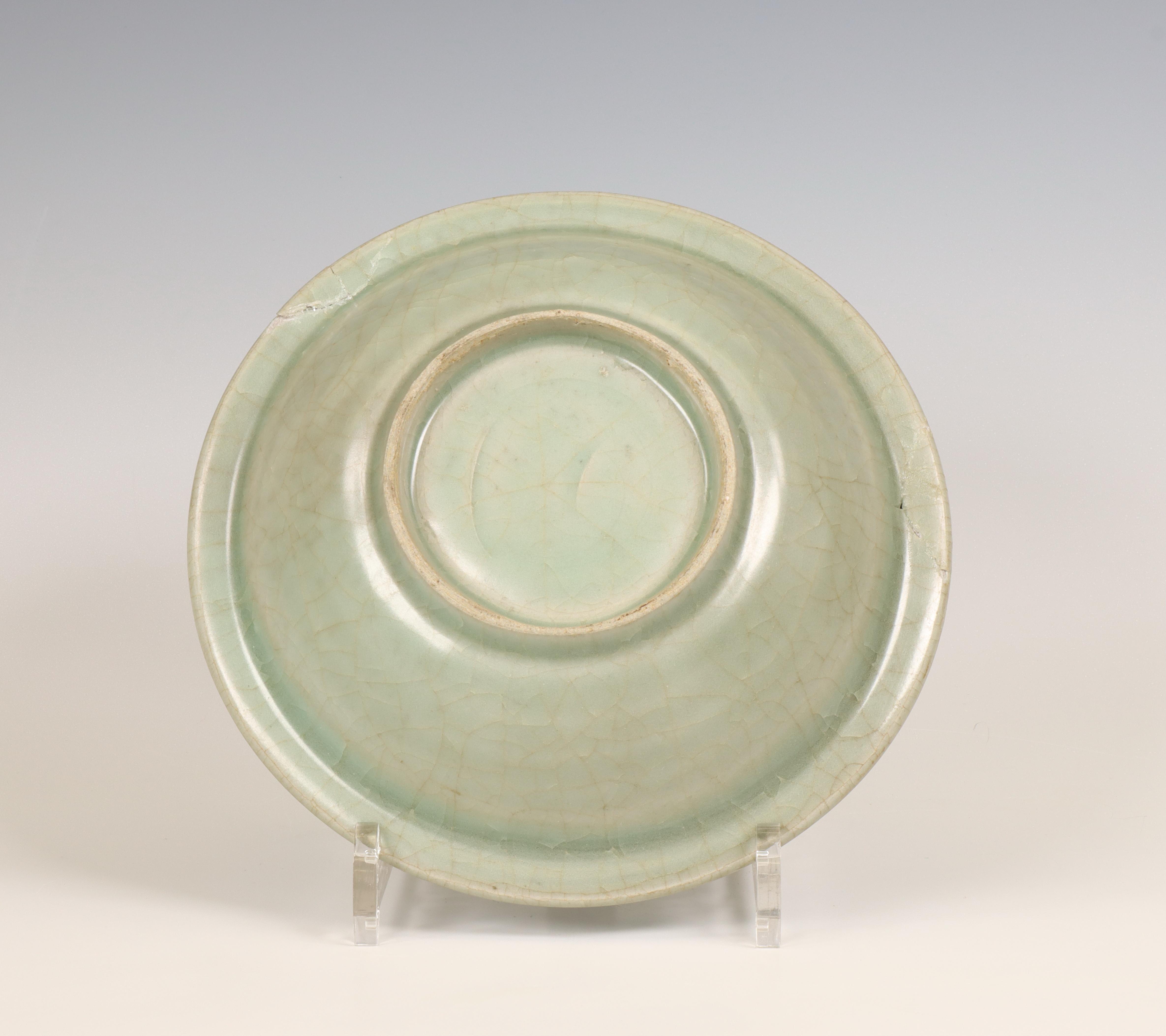 China, a celadon-glazed bowl, Ming dynasty (1368-1644), - Image 2 of 2