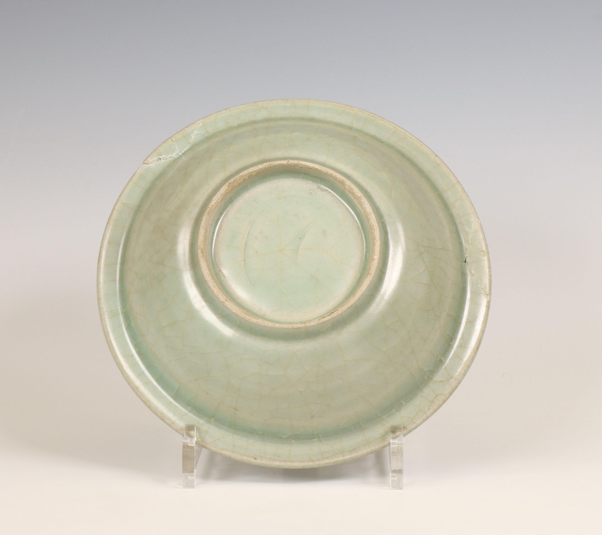 China, a celadon-glazed bowl, Ming dynasty (1368-1644), - Bild 2 aus 2