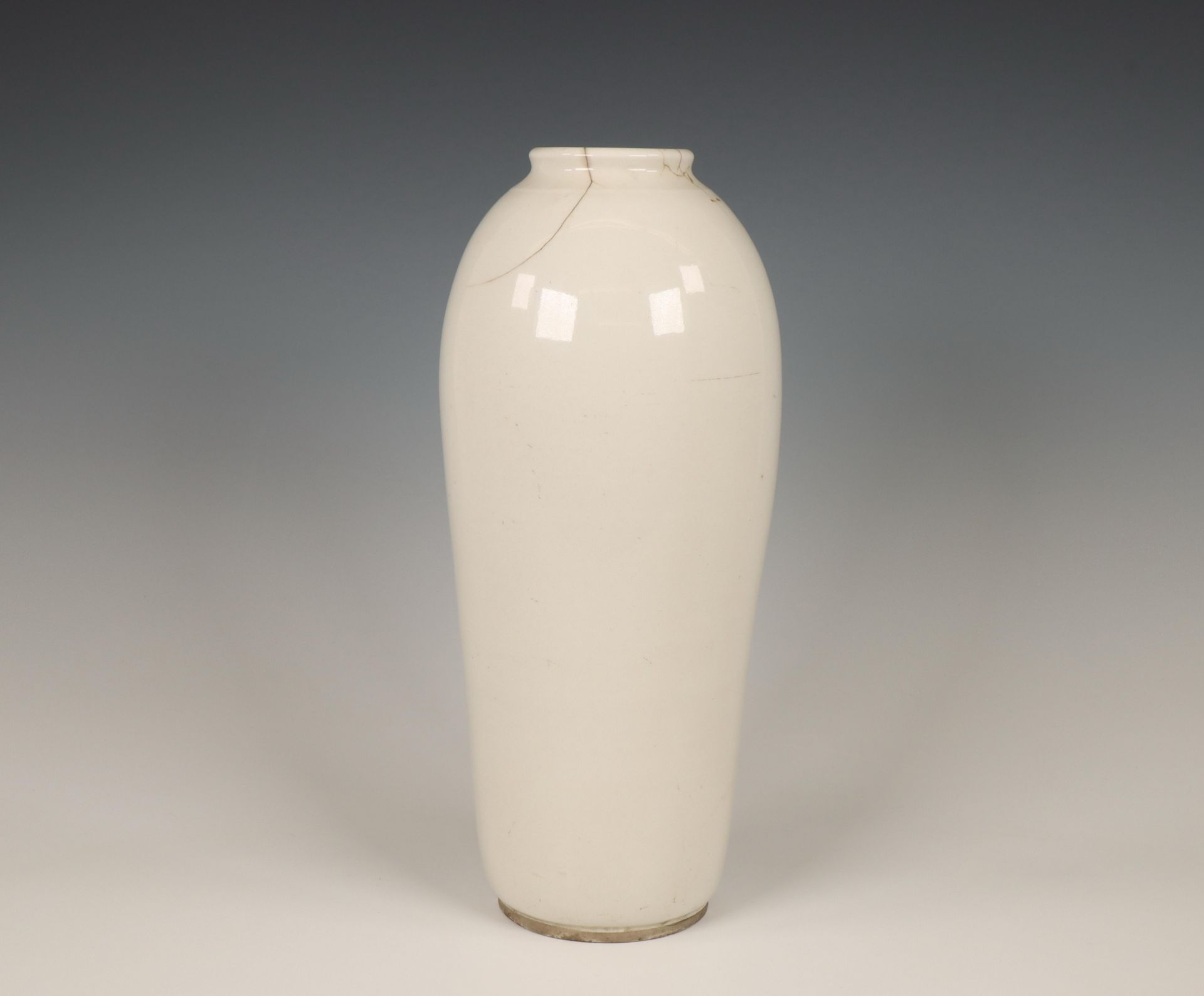 China, white-glazed vase, 19th century,