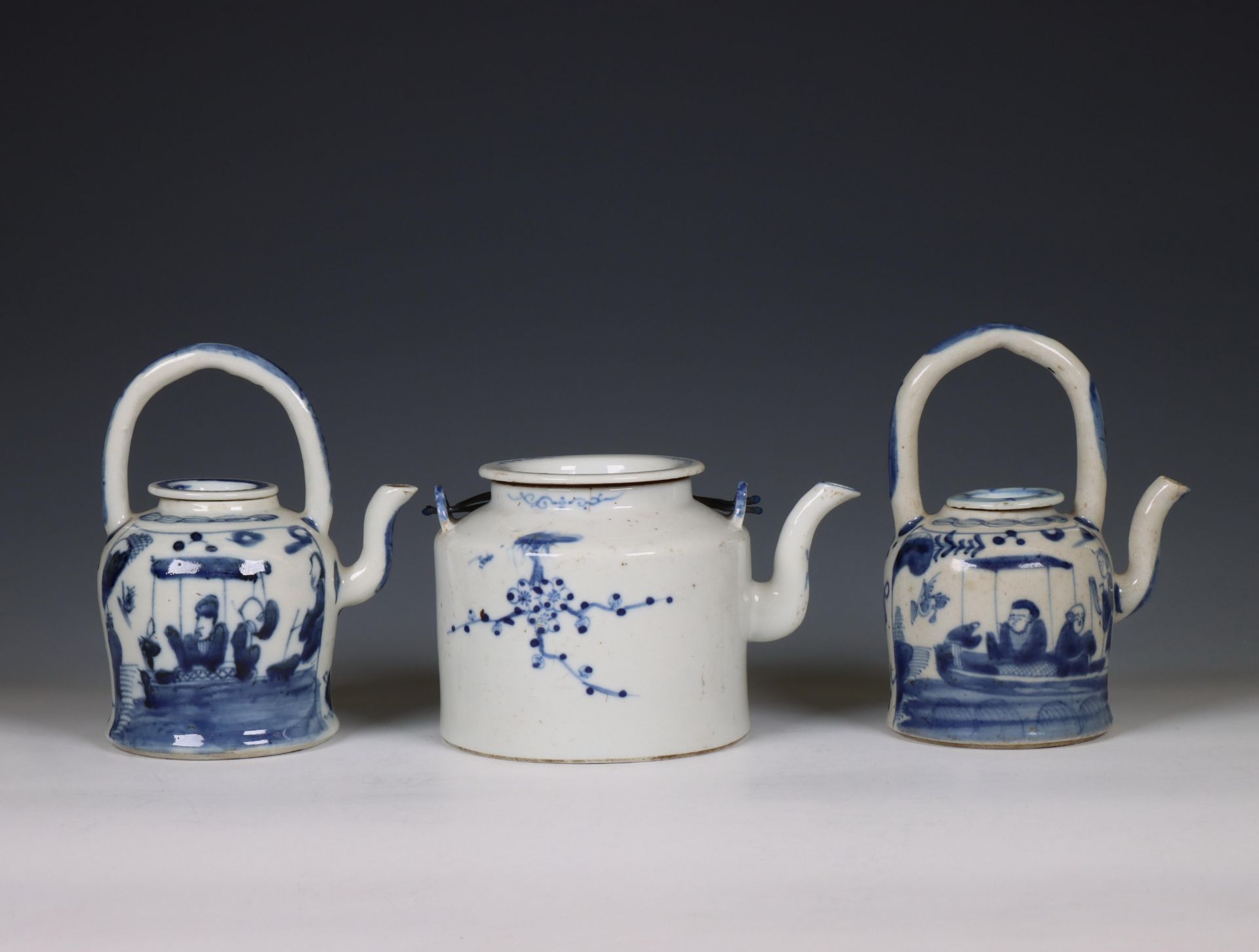 China, three blue and white porcelain teapots and covers, 19th-20th century, - Bild 2 aus 6