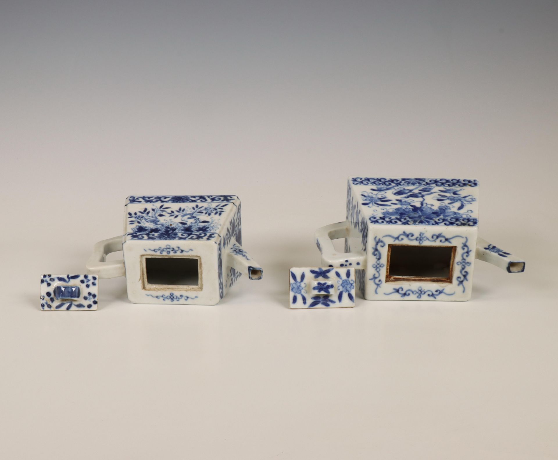 China, two blue and white porcelain rectangular teapots and covers, 18th century, - Bild 4 aus 5