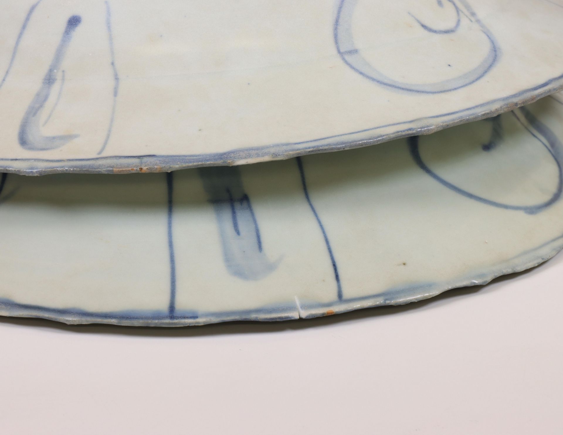 China, a pair of blue and white porcelain 'Hatcher Cargo' 'dragon' wine cups, circa 1640, - Bild 6 aus 7