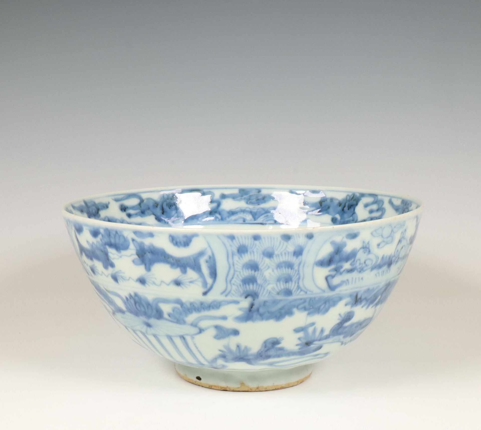 China, a blue and white porcelain bowl, late Ming dynasty (1368-1644), - Bild 11 aus 11