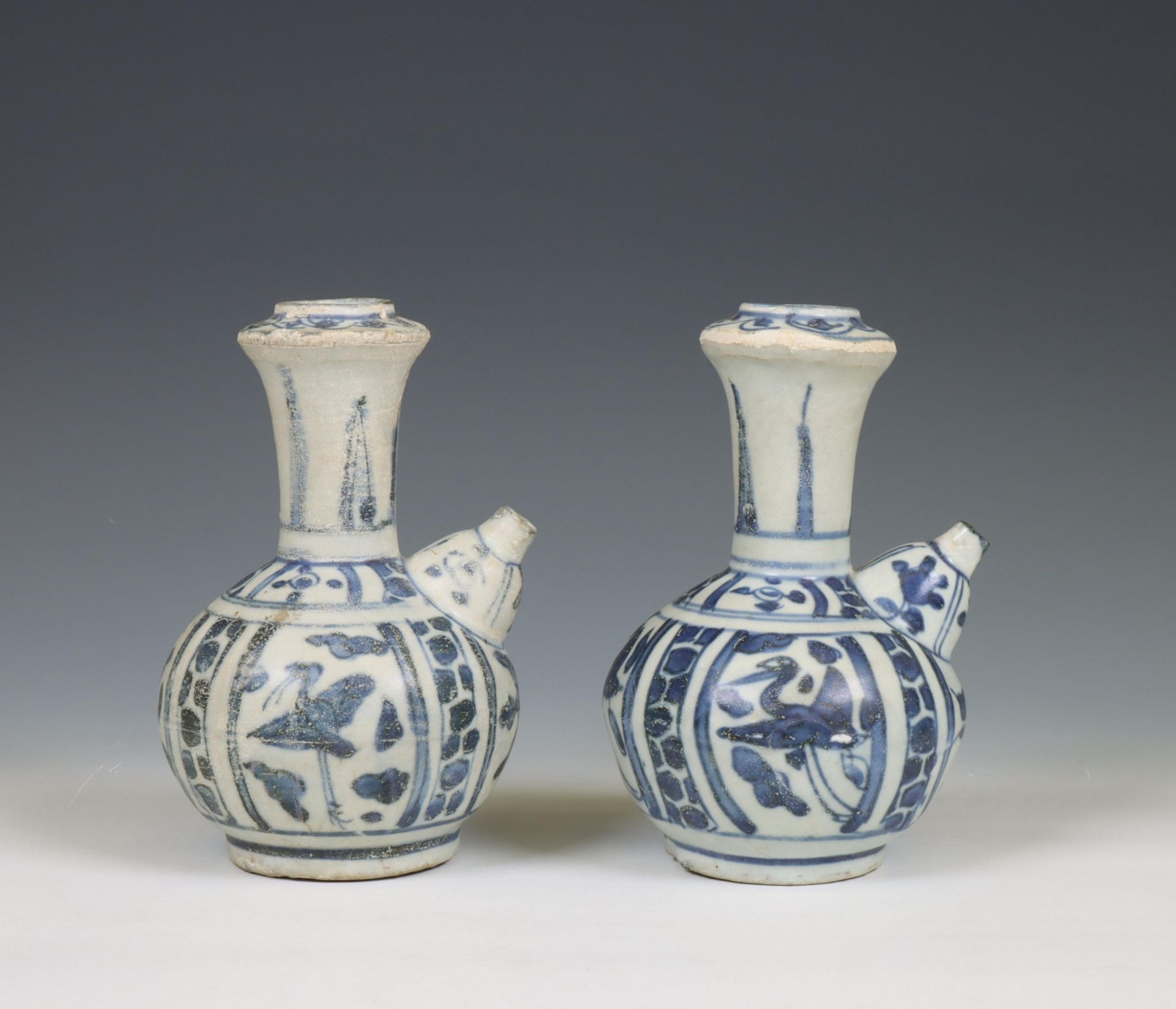 China, two blue and white porcelain 'Hatcher Cargo' kendi's, circa 1640, - Bild 2 aus 6