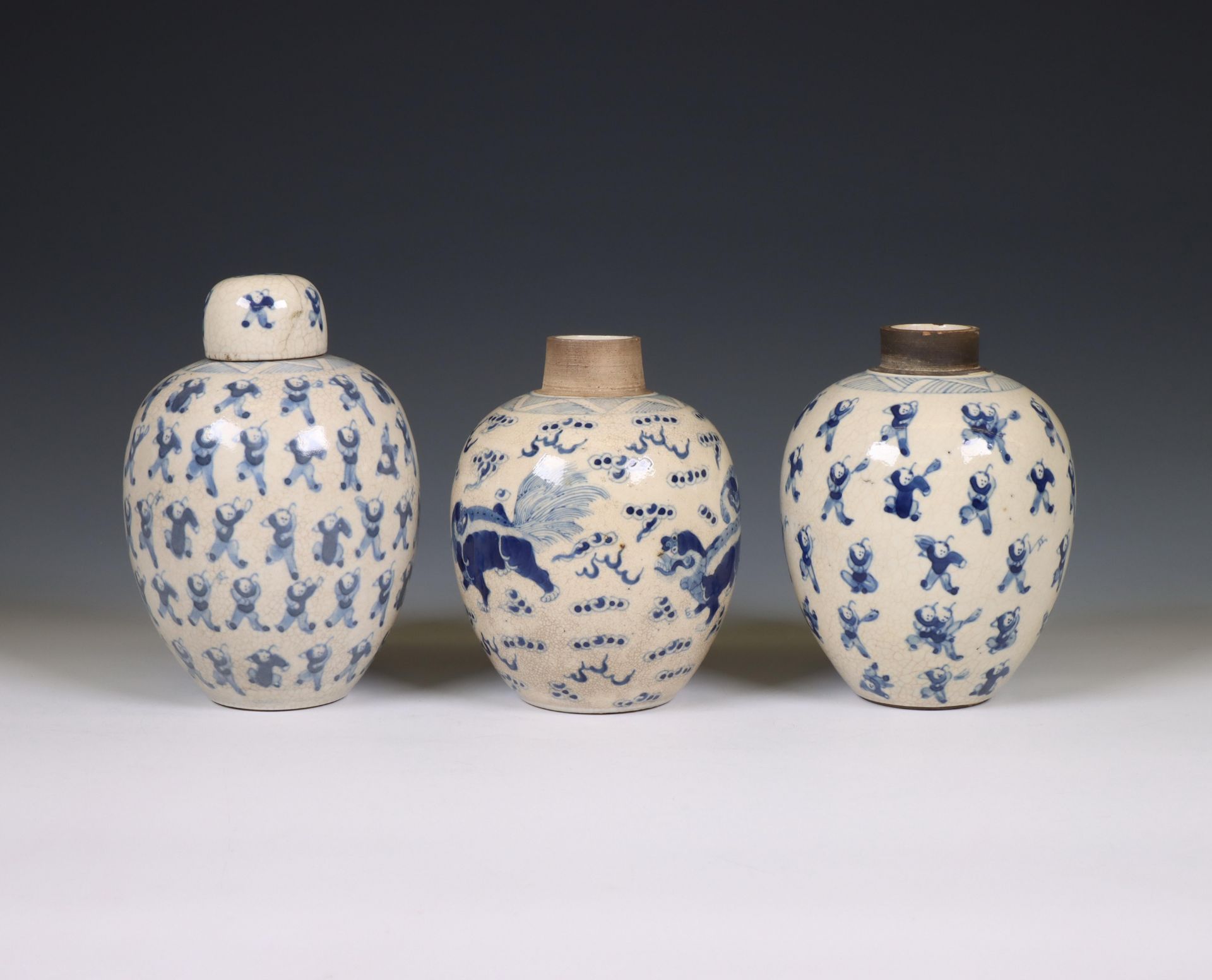 China, a pair of soft paste blue and white 'one hundred boys' jars and A 'buddhist lion' jar, 19th c - Bild 4 aus 4