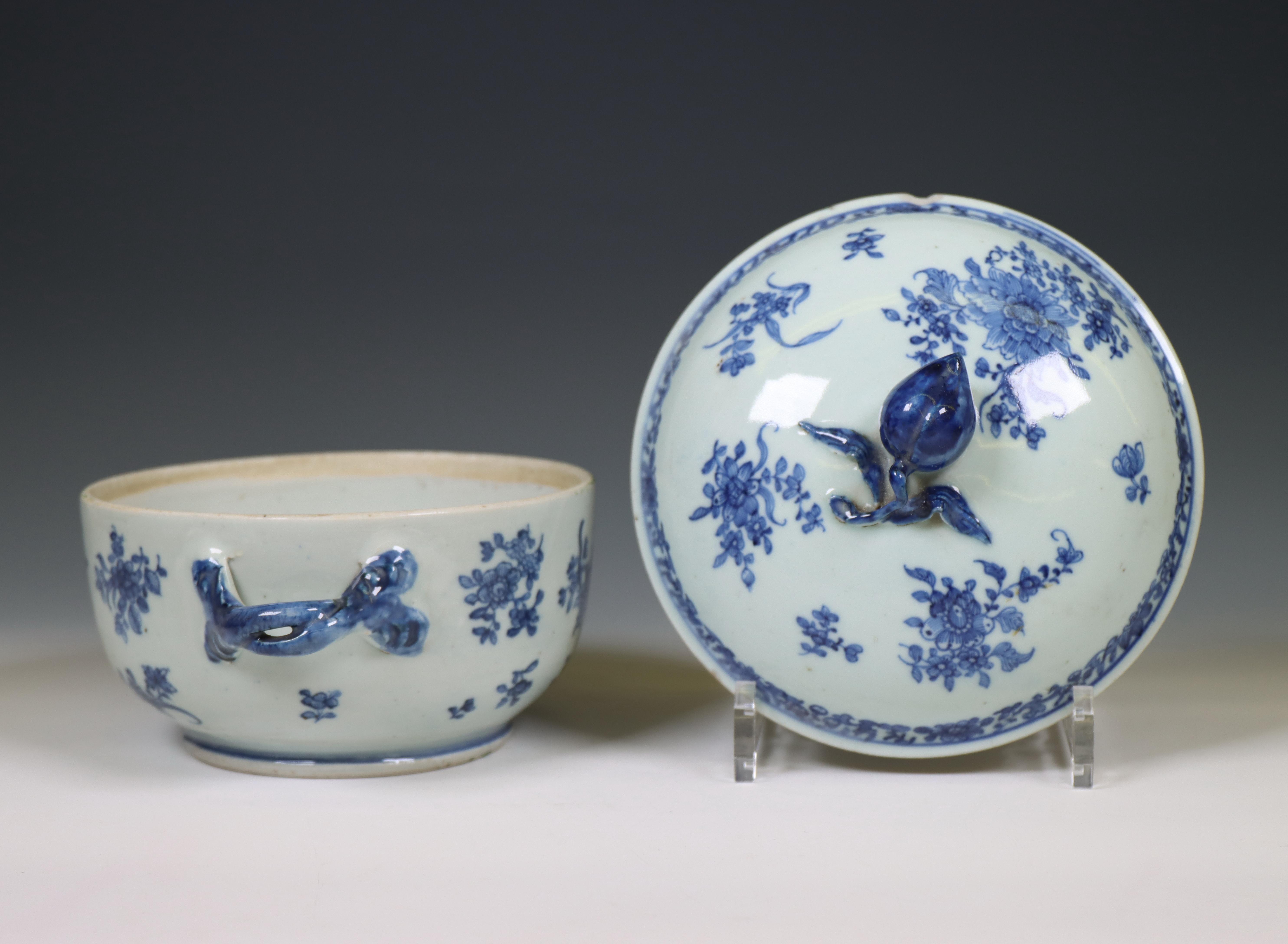 China, a blue and white porcelain circular tureen, Qianlong period (1736-1795), - Image 2 of 2