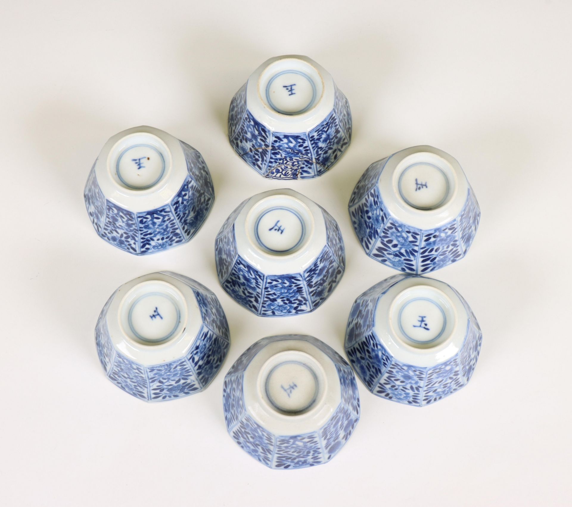 China, a set of seven blue and white porcelain cups and six saucers, Kangxi period (1662-1722), - Bild 4 aus 5