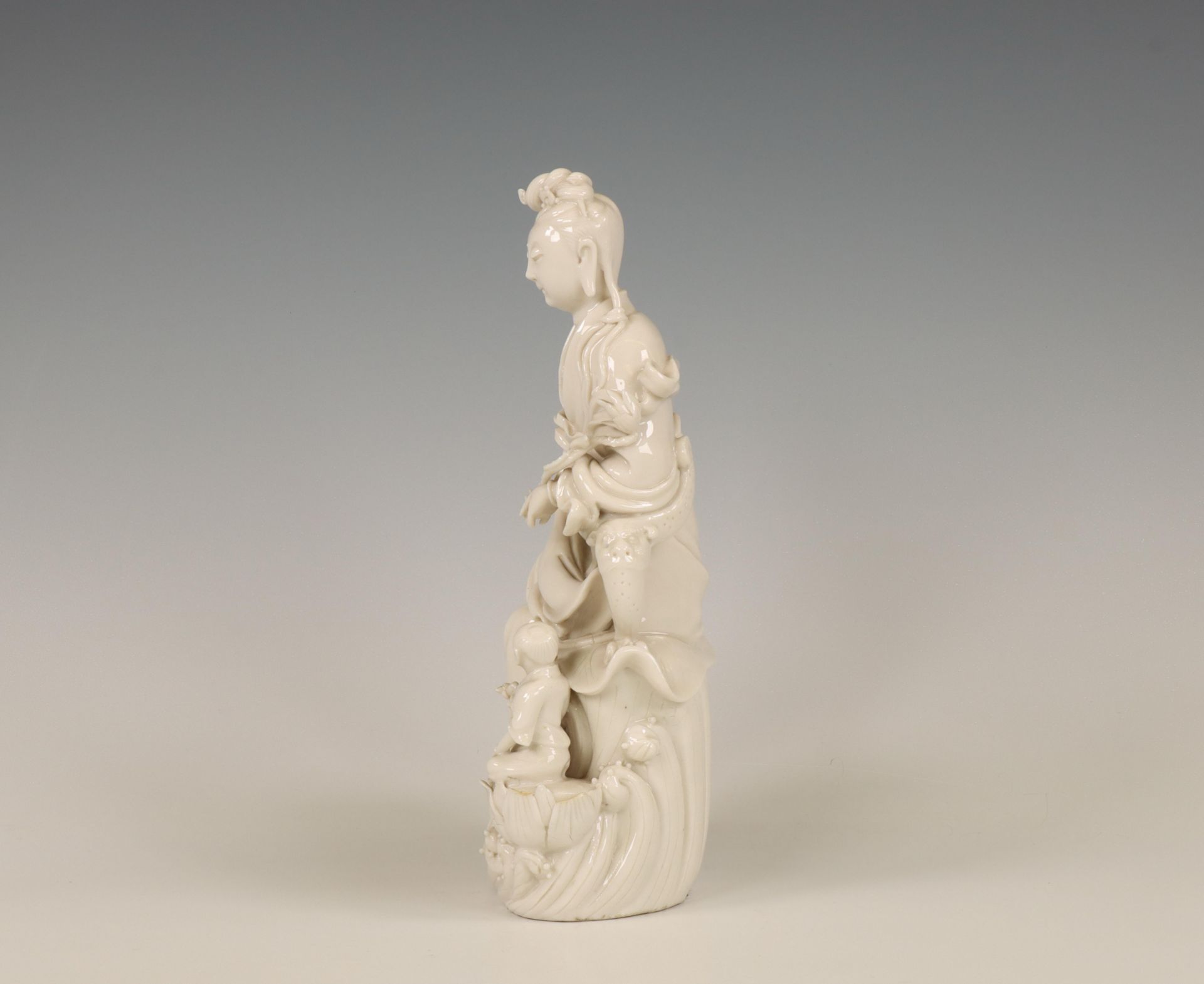 China, a Dehua porcelain model of Guanyin, 20th century, - Bild 3 aus 6