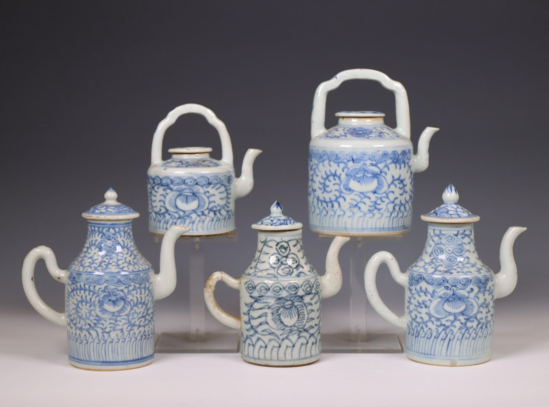 China, a collection of five blue and white porcelain teapots and milk-jugs and covers, 20th century, - Bild 2 aus 4