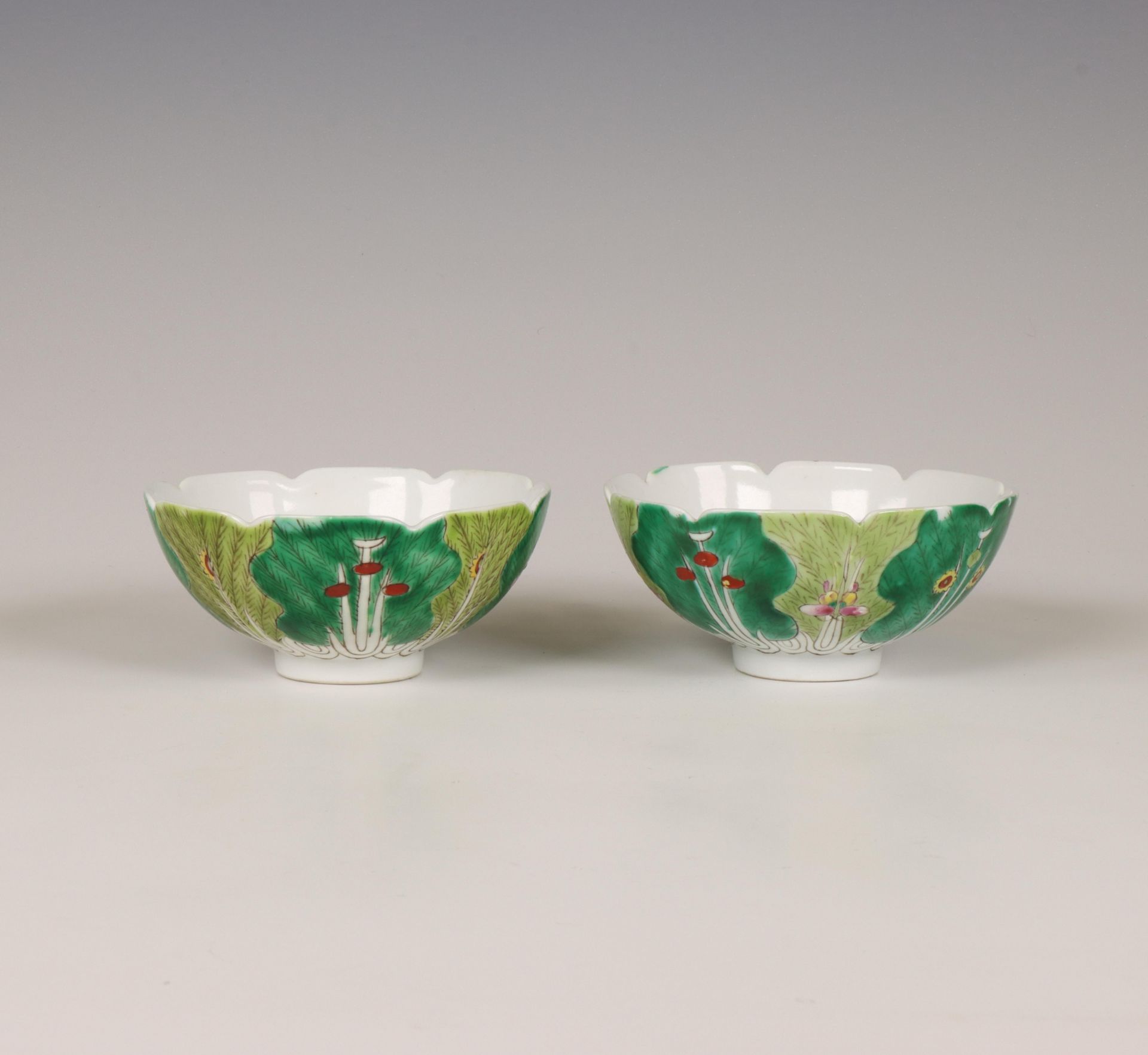 China, pair of famille verte porcelain 'cabbage' bowls, late 19th/ early 20th century, - Bild 6 aus 6