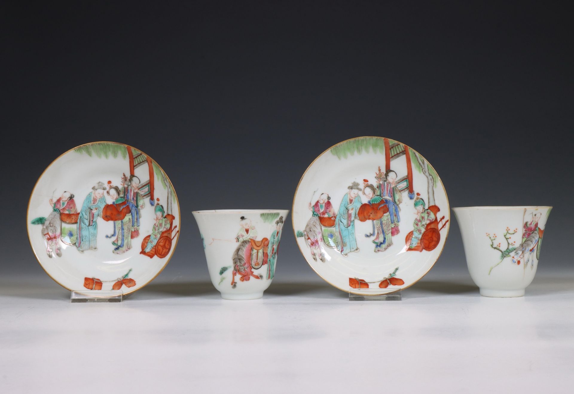 China, a pair of famille rose porcelain cups and saucers, 19th century, - Bild 2 aus 5