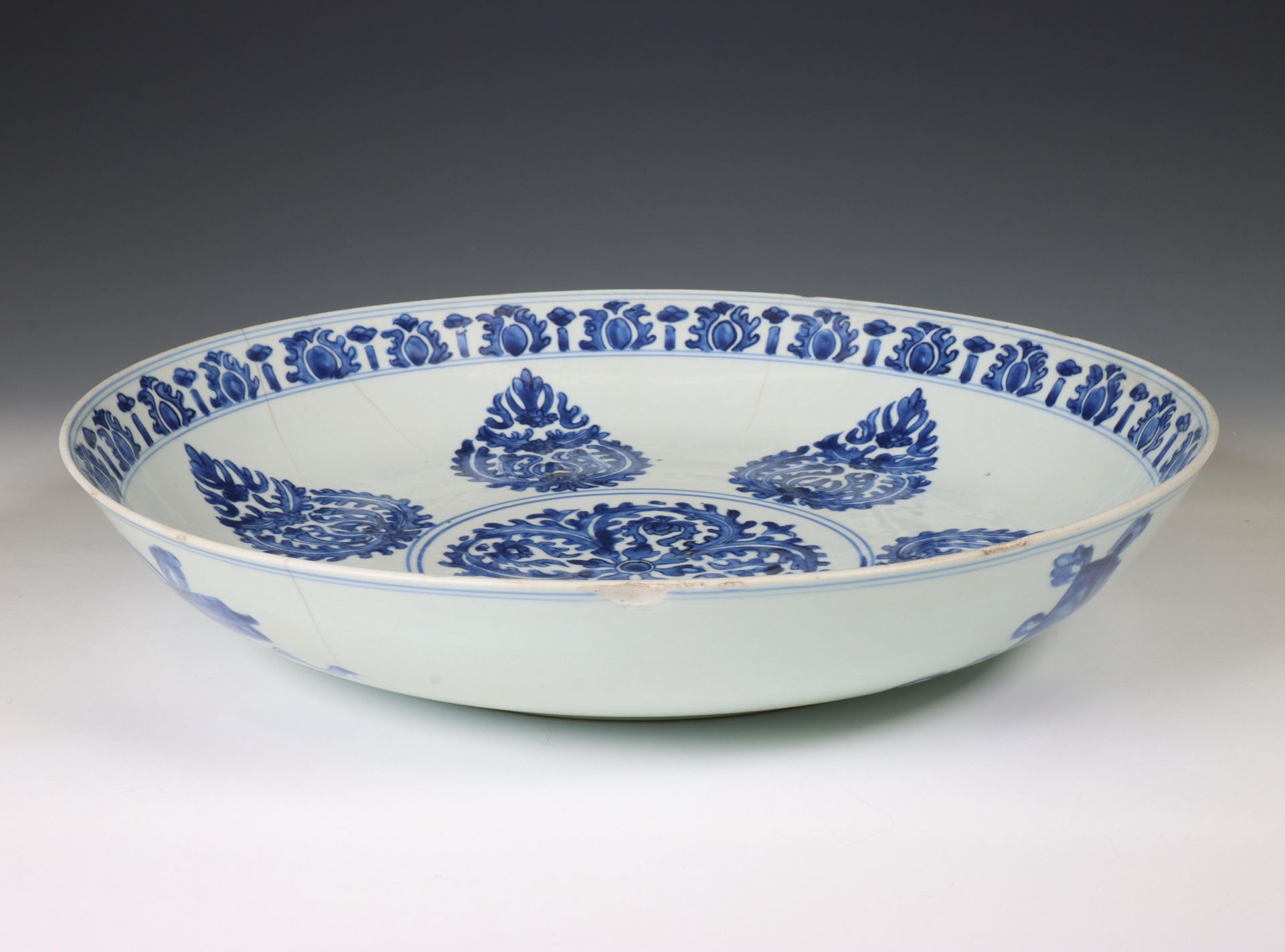 China, blue and white porcelain 'double vajra' dish, 18th century, - Bild 2 aus 3