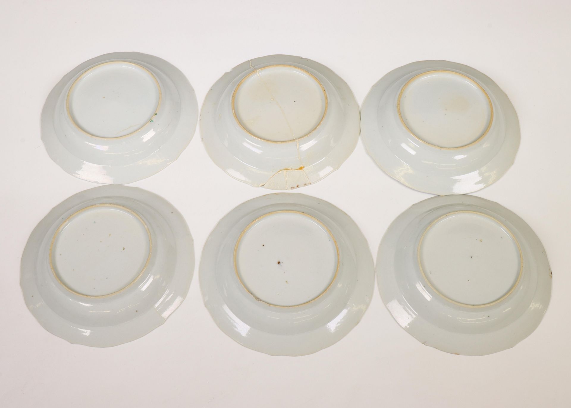 China, two sets of six famille rose porcelain deep dishes, late Qing dynasty (1644-1912), - Bild 4 aus 5