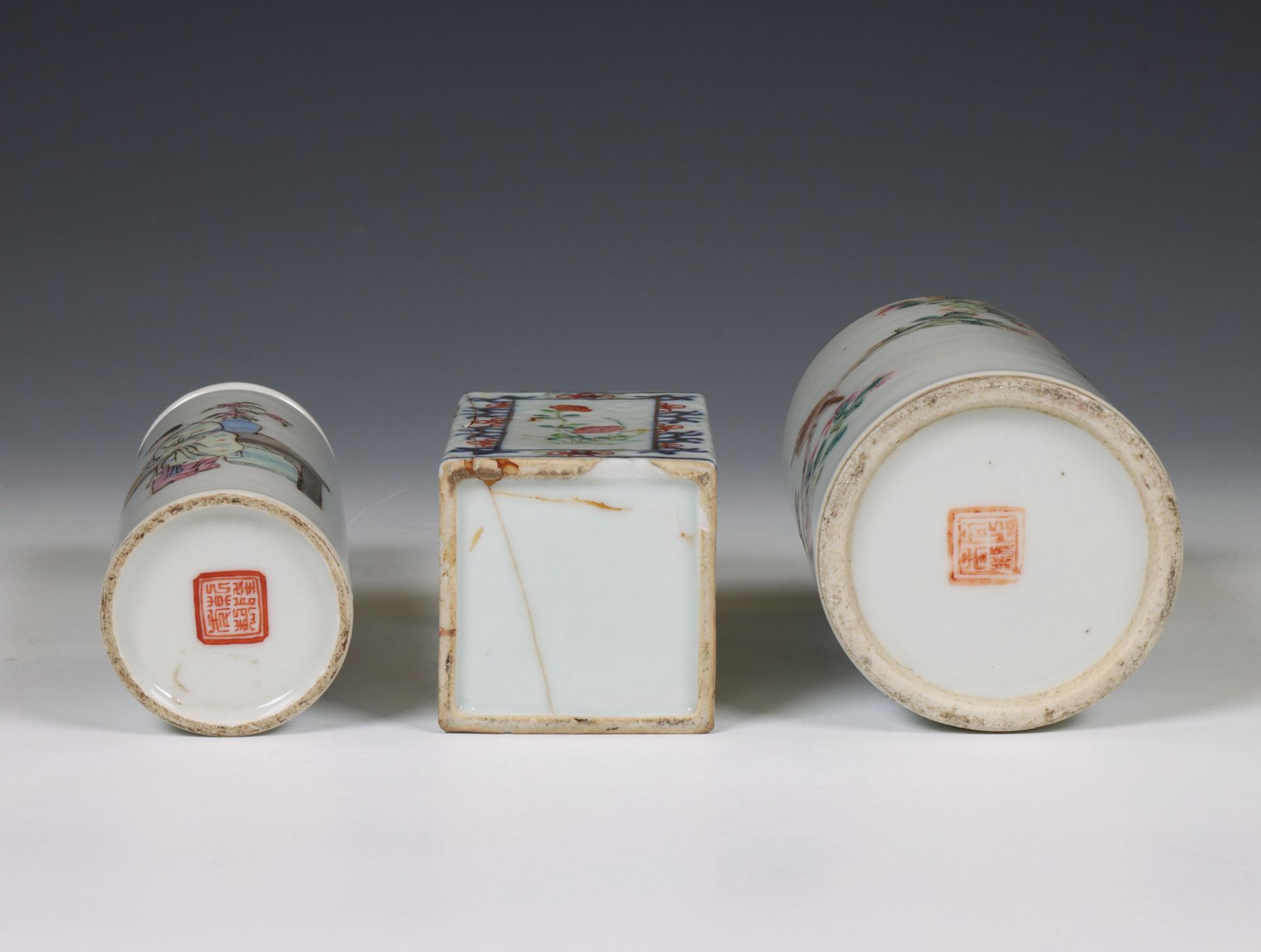 China, three famille rose porcelain brush pots, 20th century, - Bild 2 aus 3