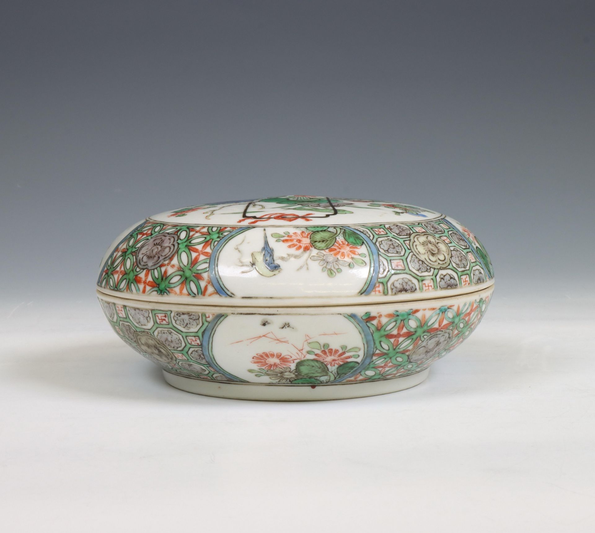 China, a famille verte porcelain circular box and cover, Kangxi period (1662-1722), - Bild 8 aus 10