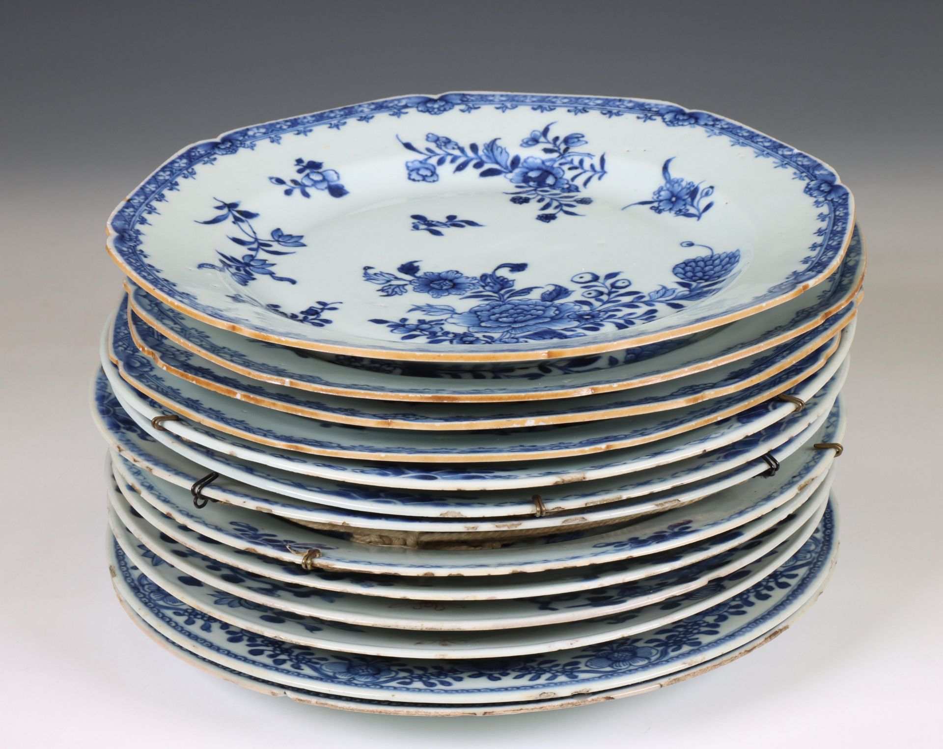China, a collection of blue and white porcelain plates, Qianlong period (1736-1795), - Bild 2 aus 3