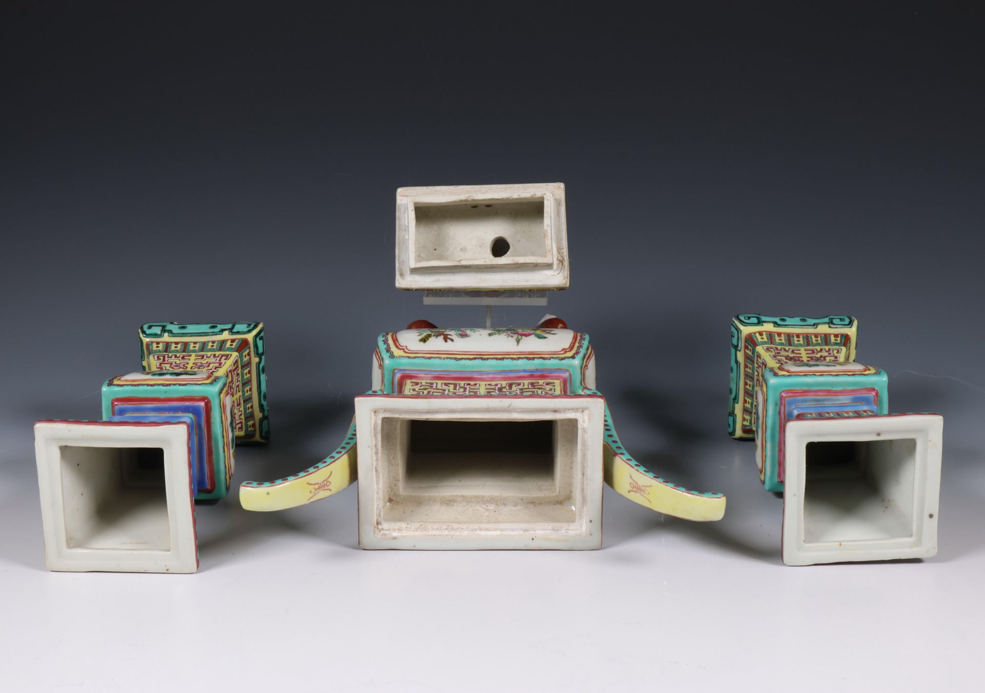China, famille rose porcelain three-piece altar garniture, 20th century, - Image 4 of 6