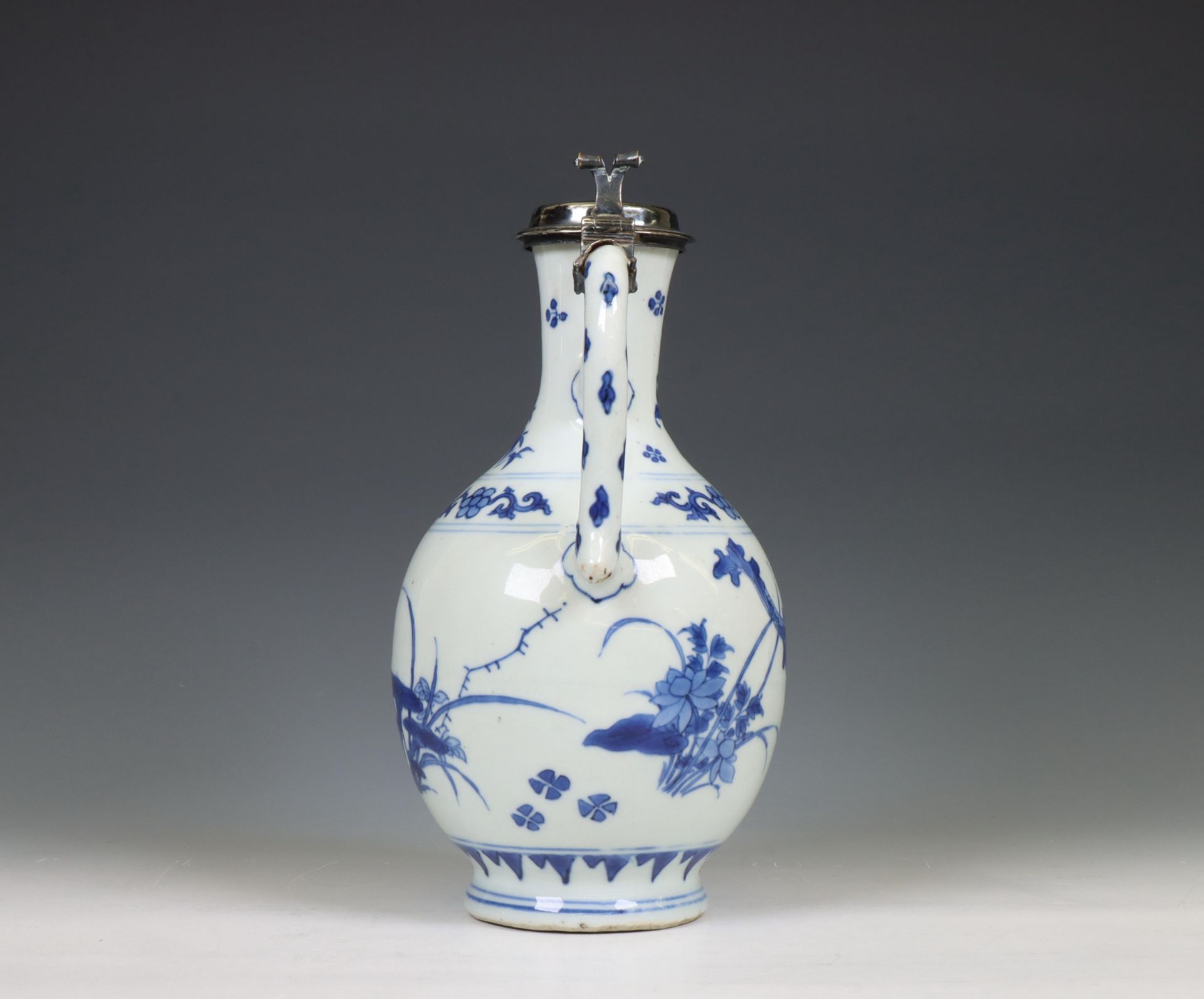 China, a Transitional silver-mounted blue and white porcelain ewer, mid 17th century, the silver lat - Bild 6 aus 6