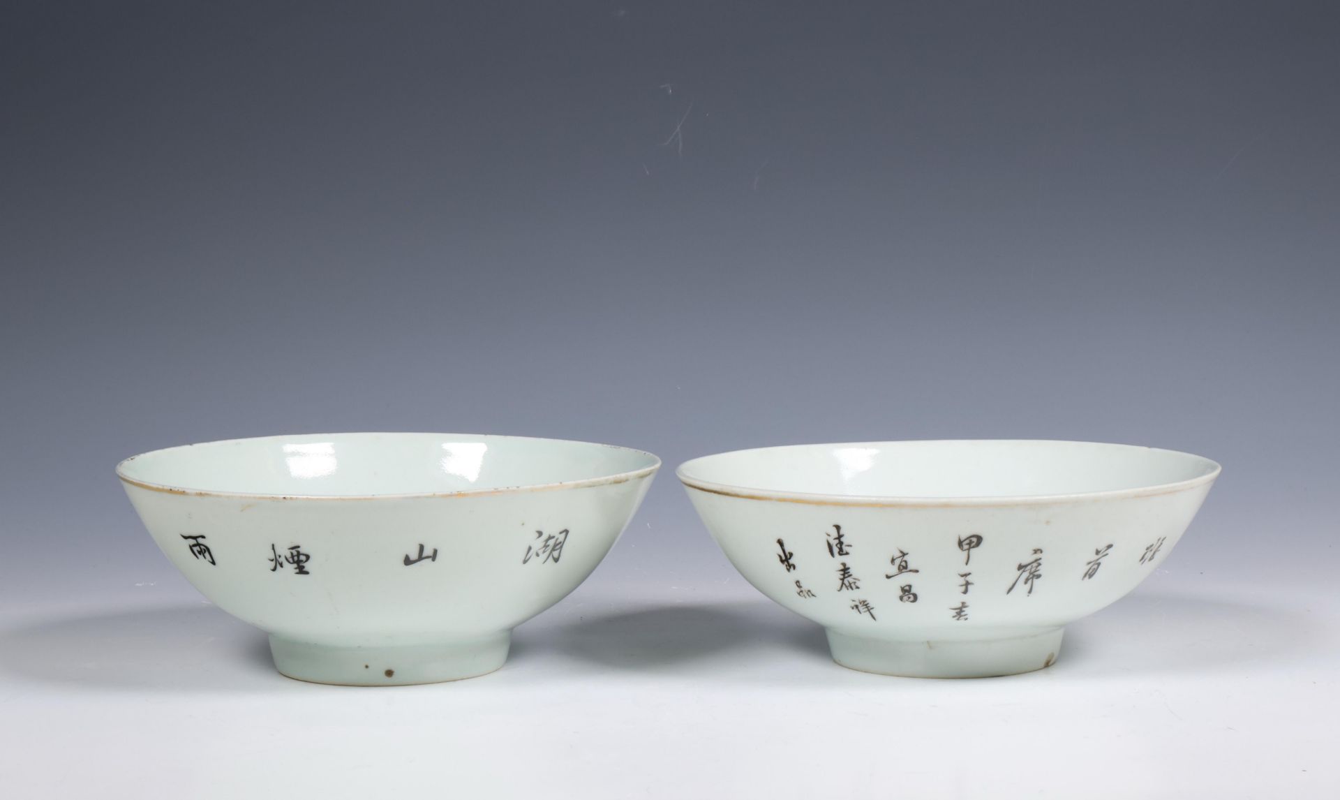 China, two famille verte porcelain 'calligraphic' bowls, 20th century, - Bild 4 aus 4