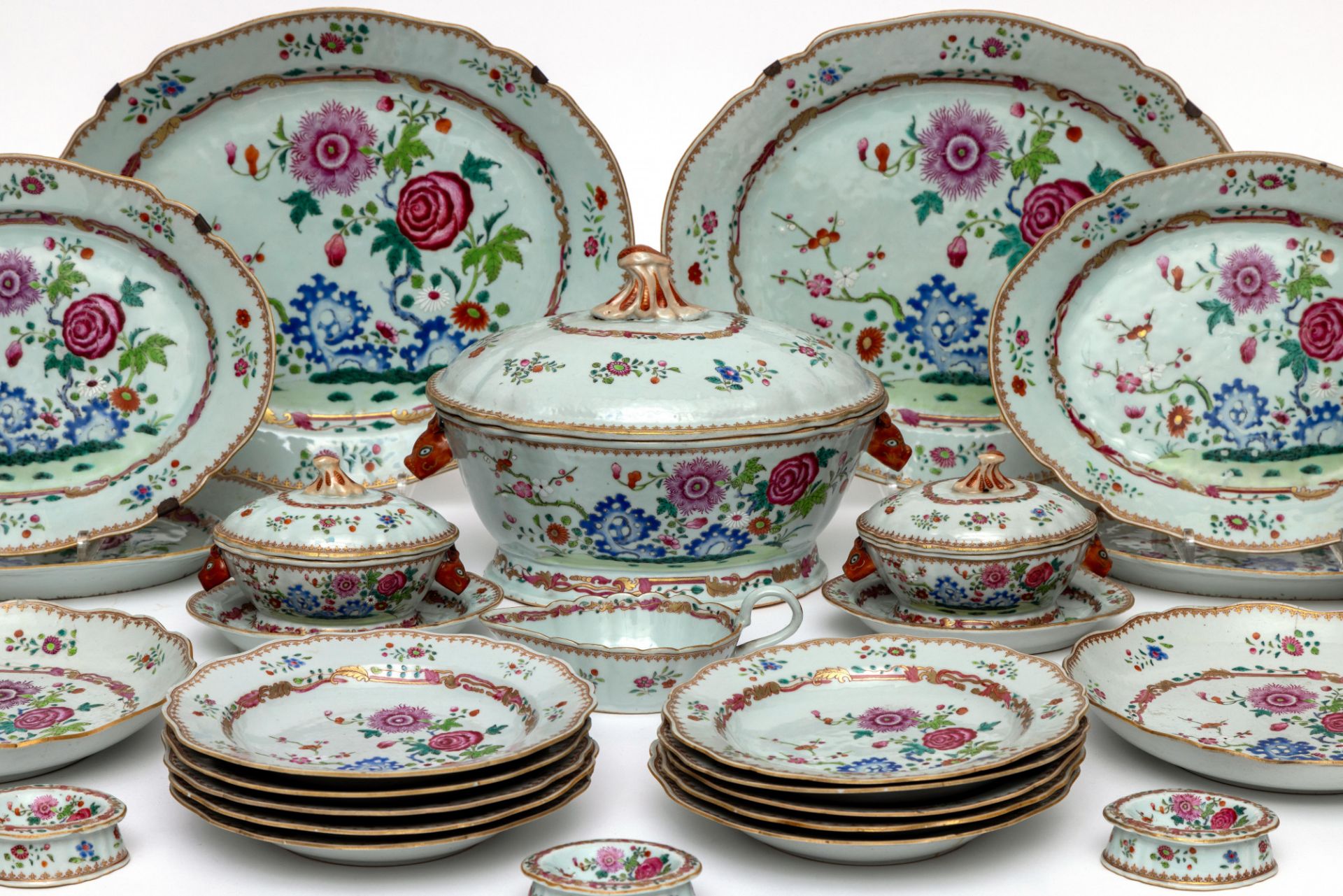 China, a famille rose porcelain part dinner service, Qianlong period (1736-1795), - Bild 2 aus 2