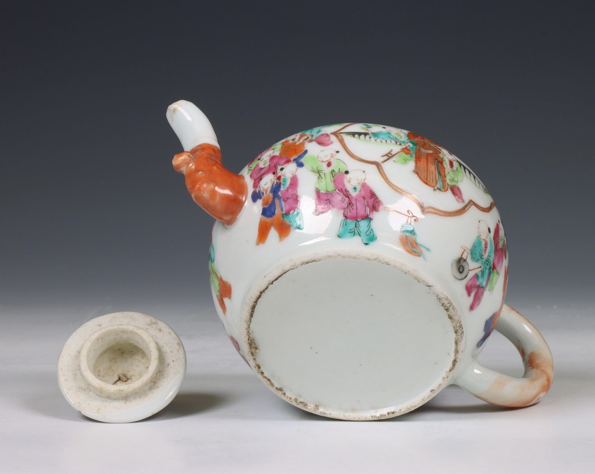 China, famille rose porcelain 'boys' teapot and cover, 19th century, - Bild 5 aus 6