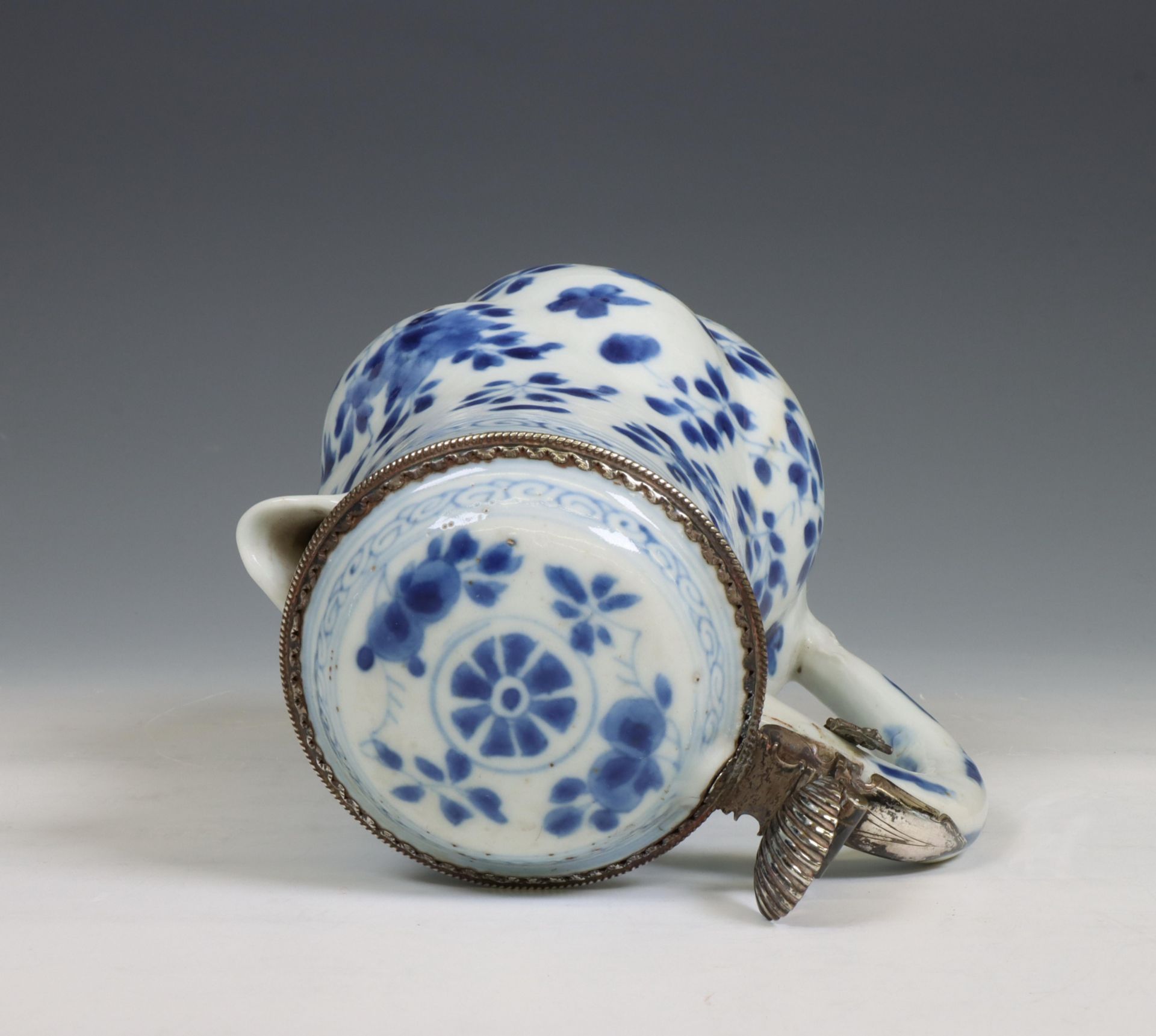 China, a blue and white porcelain gadrooned ewer and silver-mounted cover, Kangxi period (1662-1722) - Bild 4 aus 6