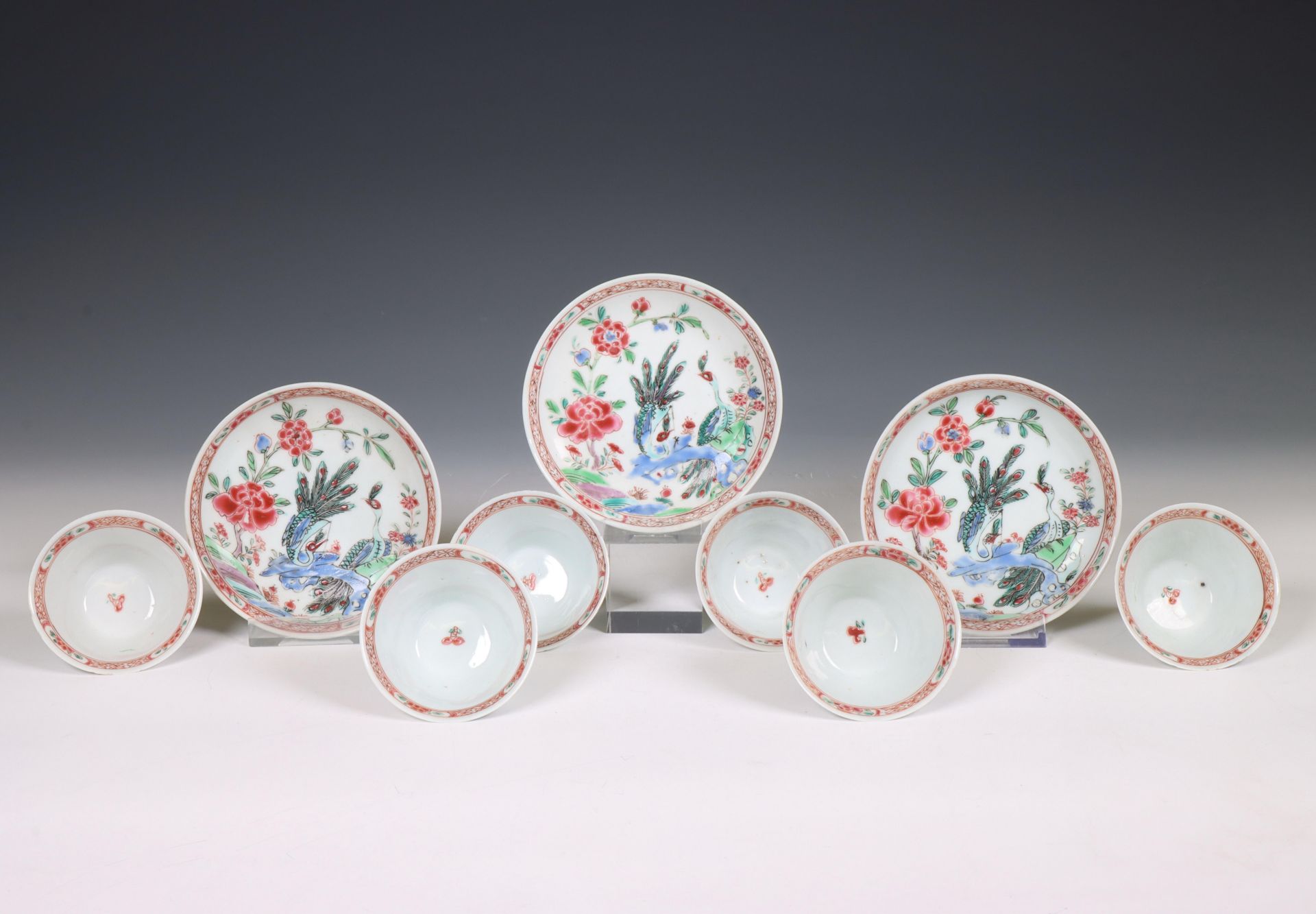 China, a set of six famille rose porcelain cups and three saucers, Qianlong period (1736-1795), - Bild 3 aus 3