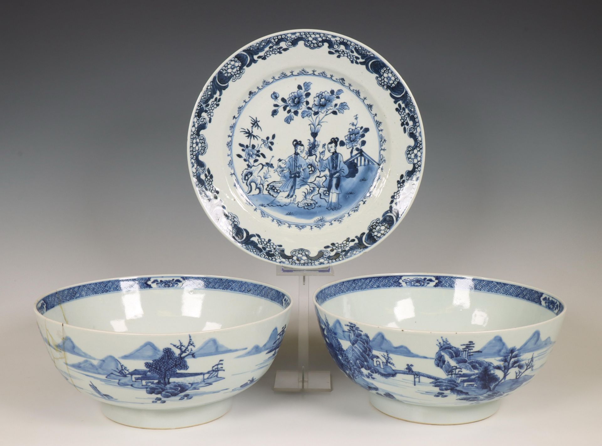 China, a pair of blue and white porcelain bowls and a dish, late 18th century, - Bild 2 aus 5