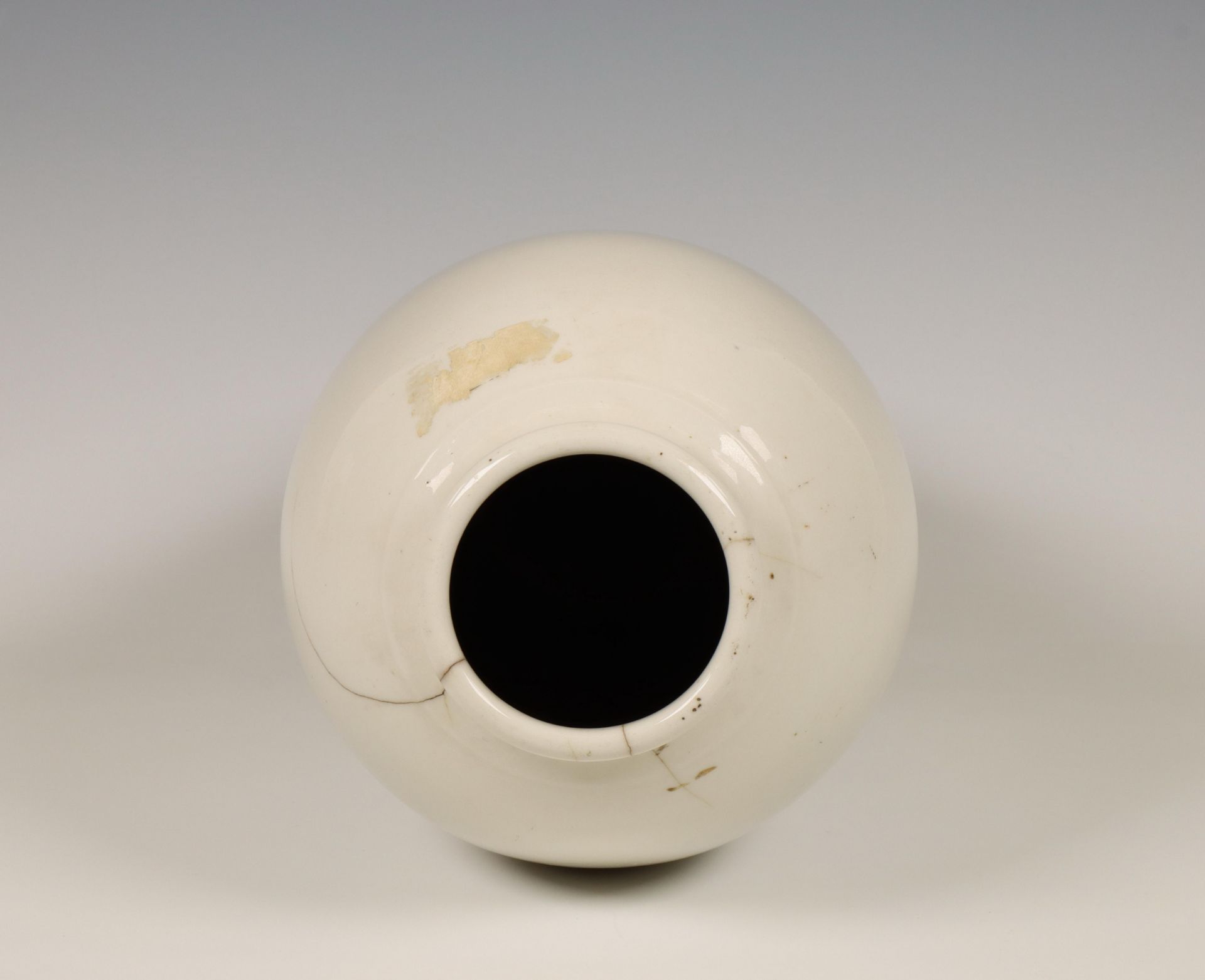 China, white-glazed vase, 19th century, - Bild 2 aus 4