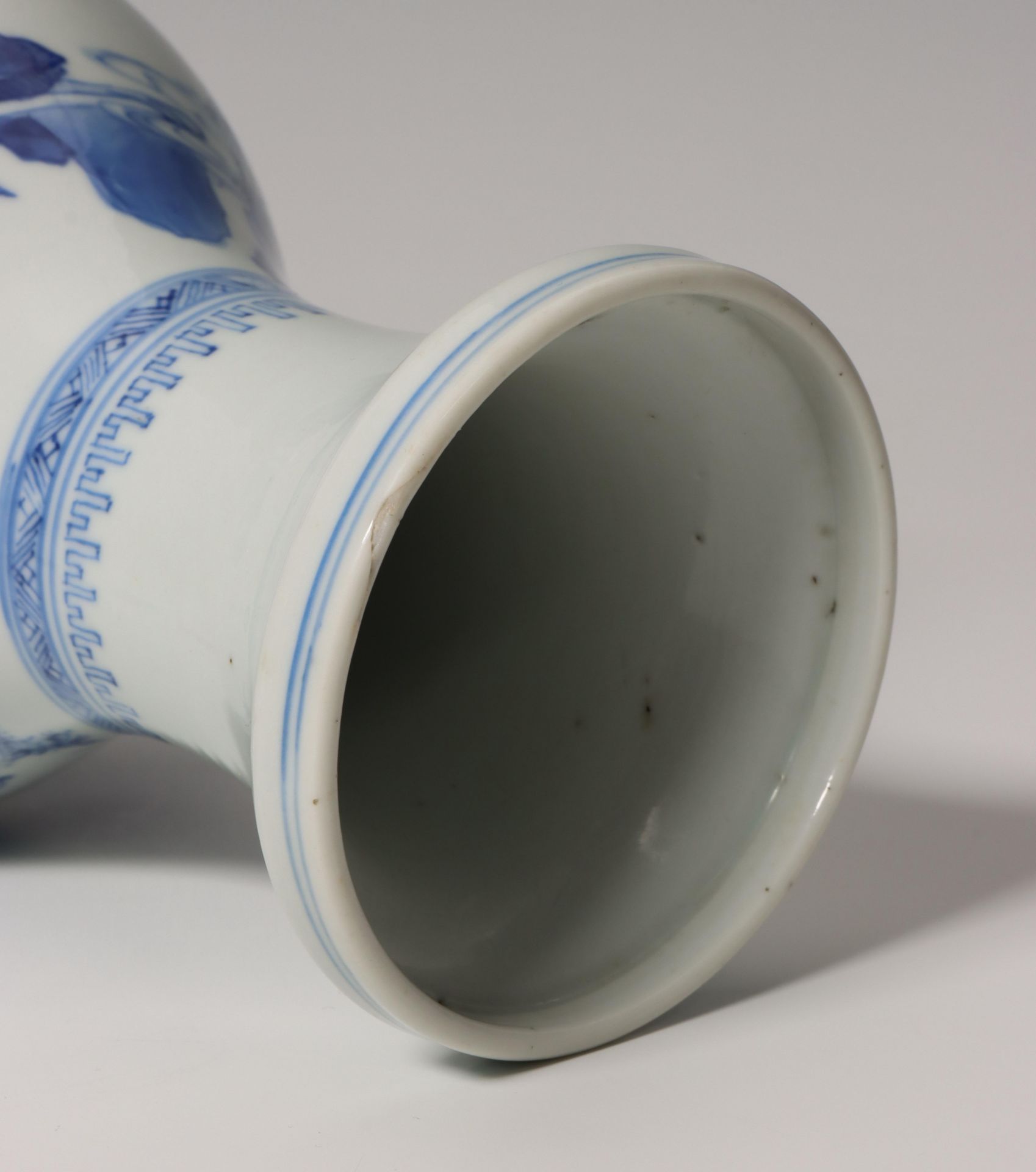 China, blue and white Transitional porcelain 'scholars' vase, mid-17th century, - Bild 3 aus 16