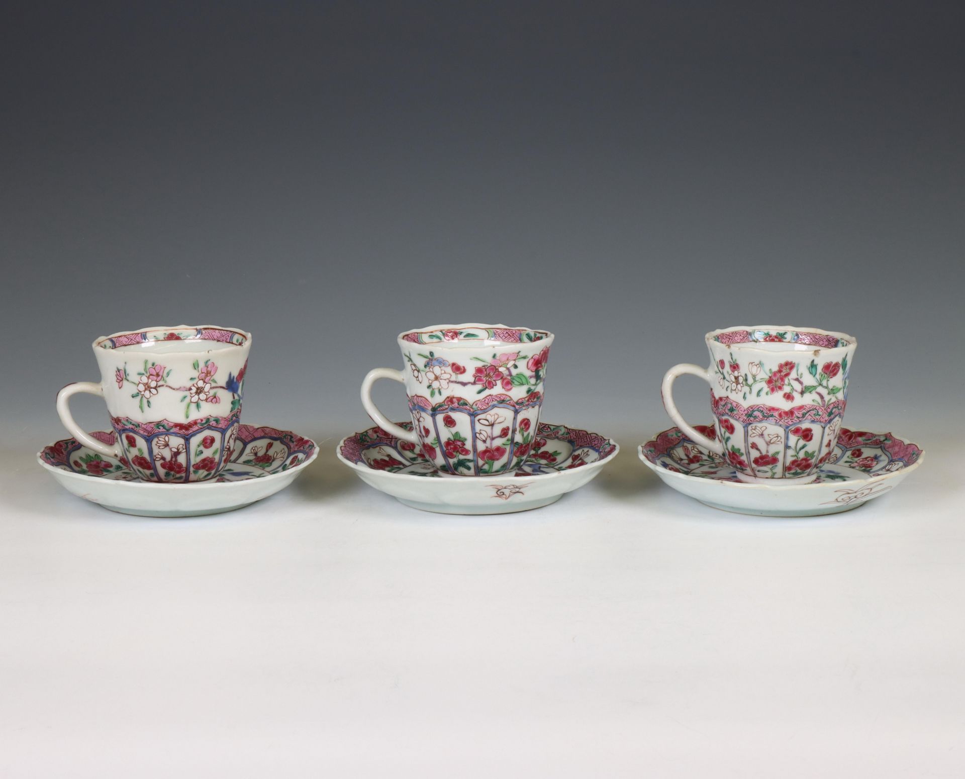 China, set of three famille rose porcelain cups and saucers, Qianlong period (1736-1795), - Bild 3 aus 3