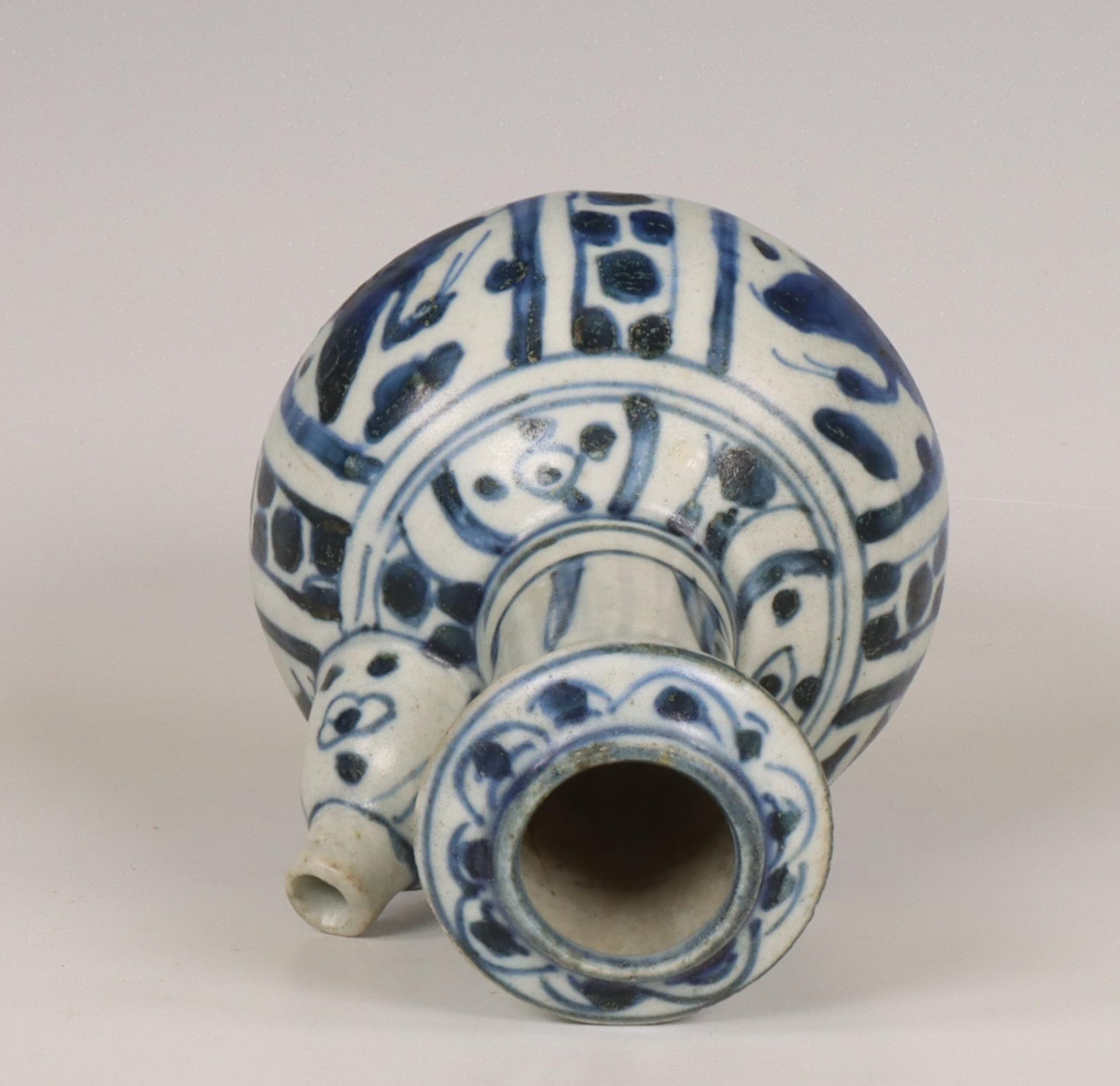 China, blue and white porcelain 'Hatcher Cargo' kendi, mid-17th century, - Bild 4 aus 6