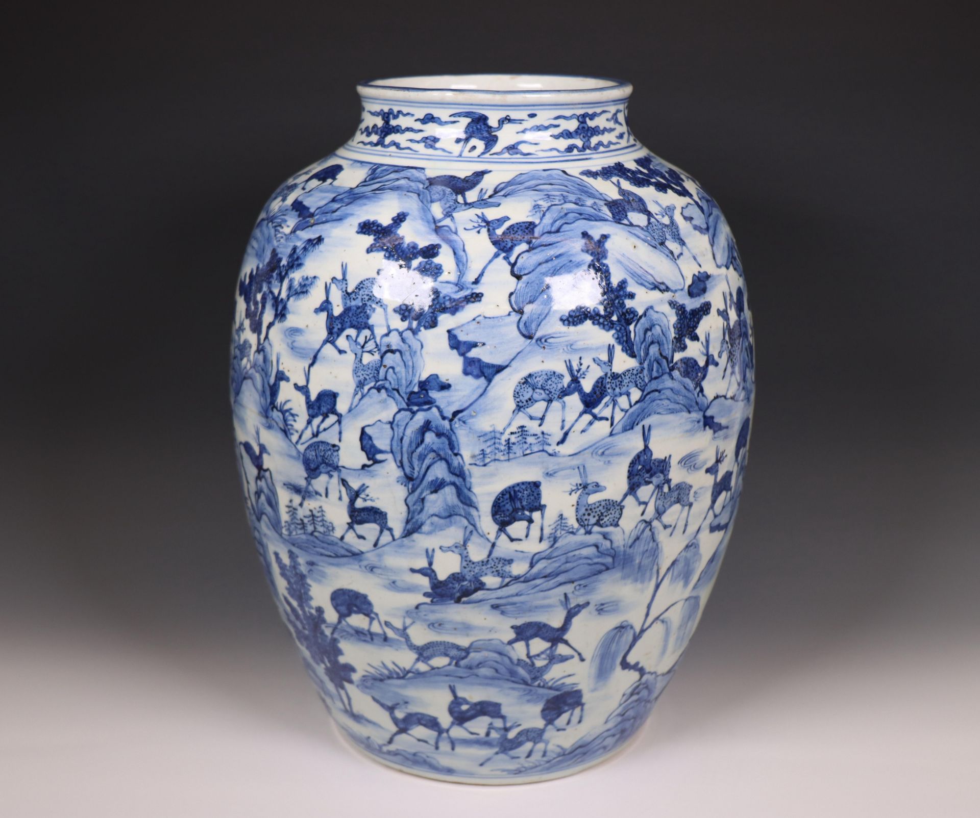 China, blue and white porcelain 'one hundred deer' baluster vase, late Qing dynasty (1644-1912), - Bild 2 aus 6