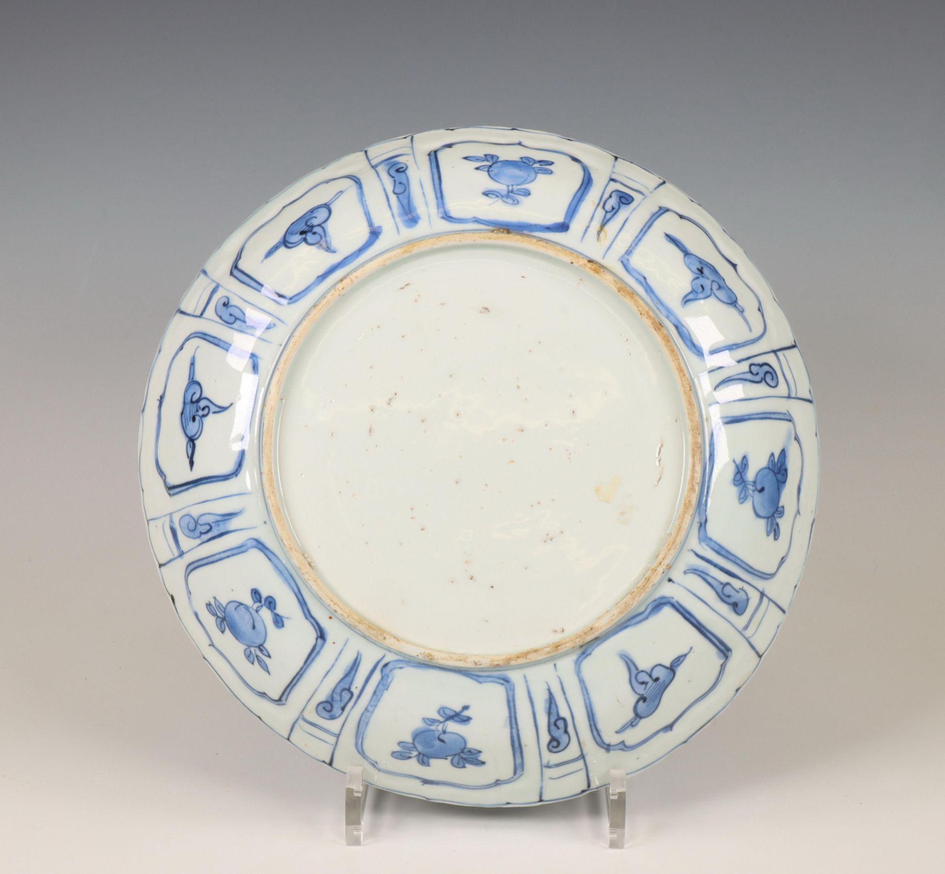 China, a blue and white 'kraak porselein' dish, Wanli period (1573-1619), - Bild 3 aus 3