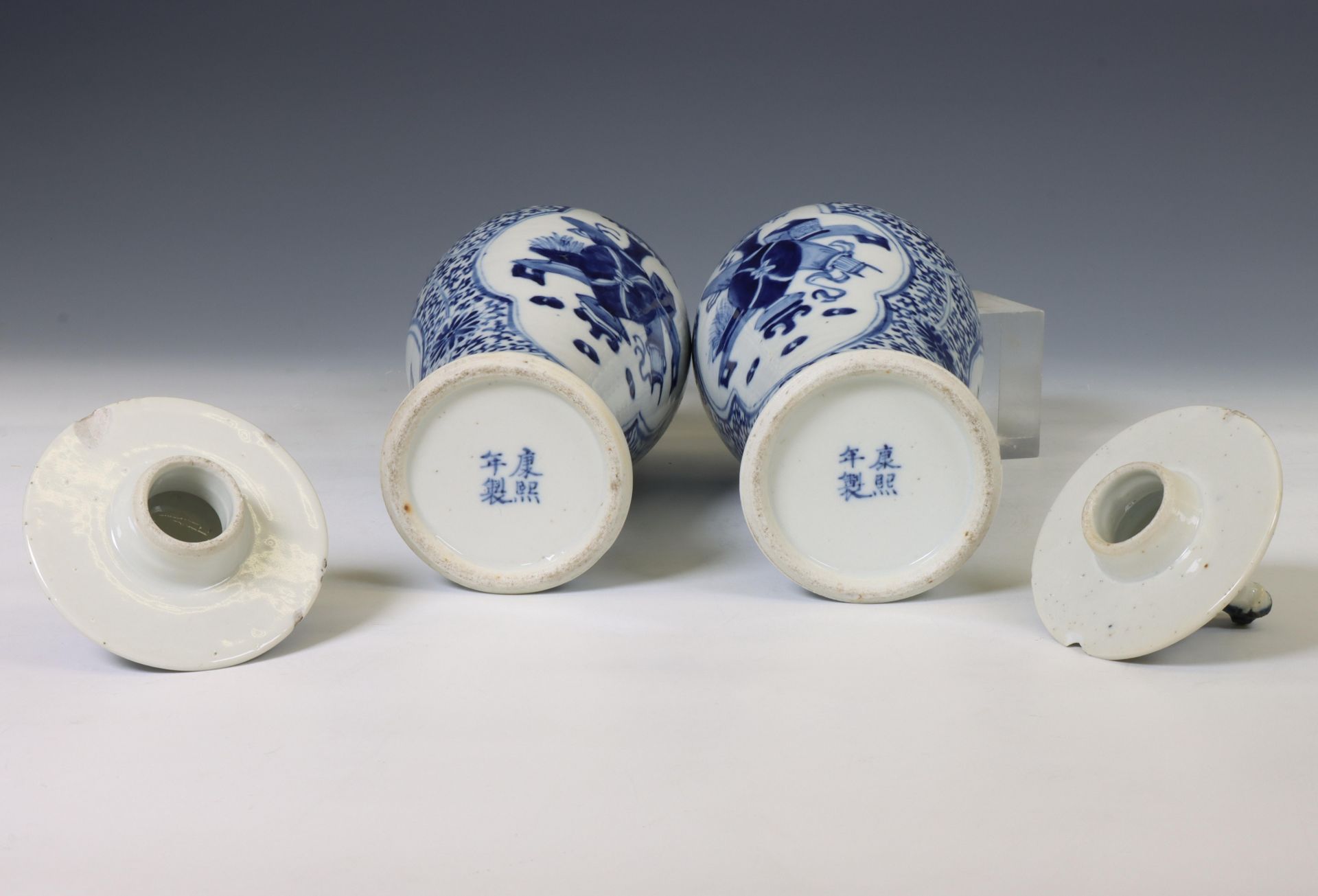China, a pair of blue and white porcelain baluster vases and covers, 19th century, - Bild 2 aus 3