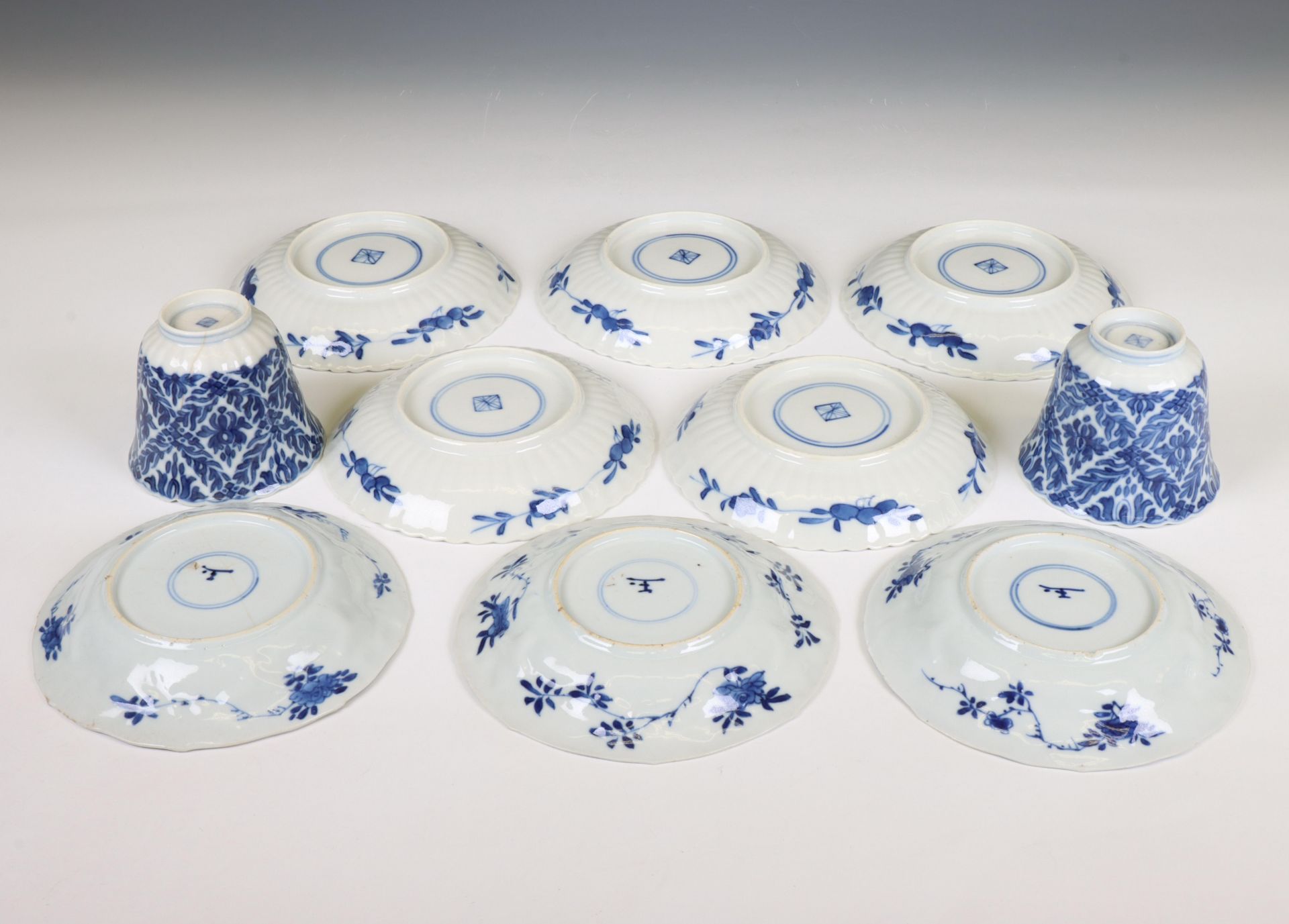 China, a set of two blue and white porcelain cups and five saucers and a set of three saucers, Kangx - Bild 3 aus 3