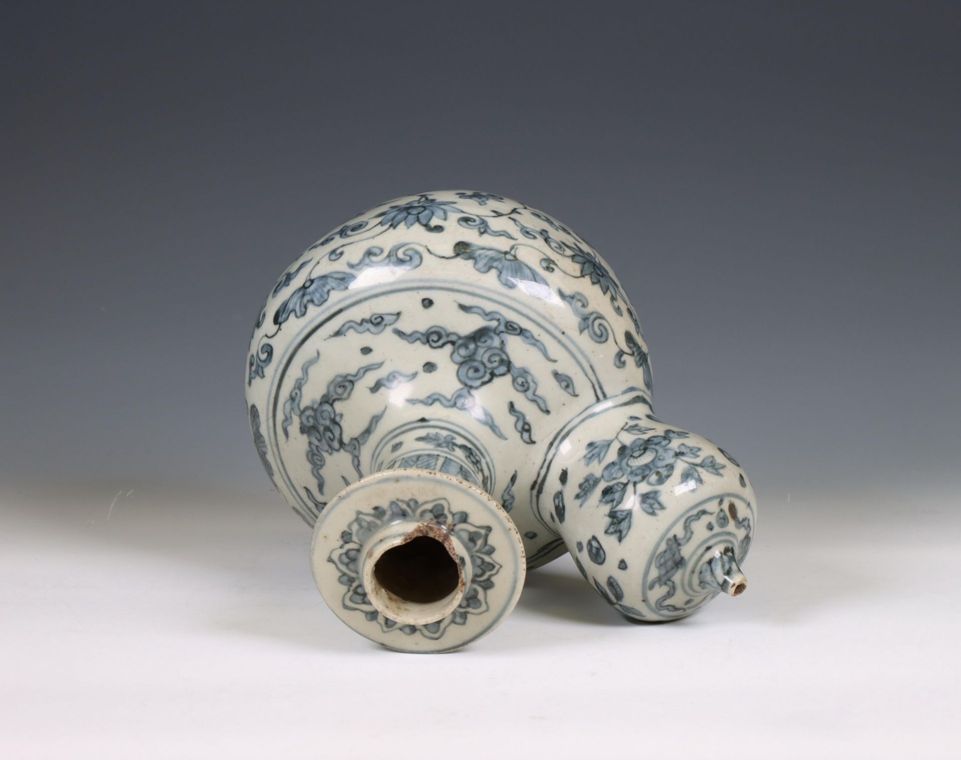China, a Ming-style blue and white porcelain kendi, ca. 1900, - Bild 2 aus 3