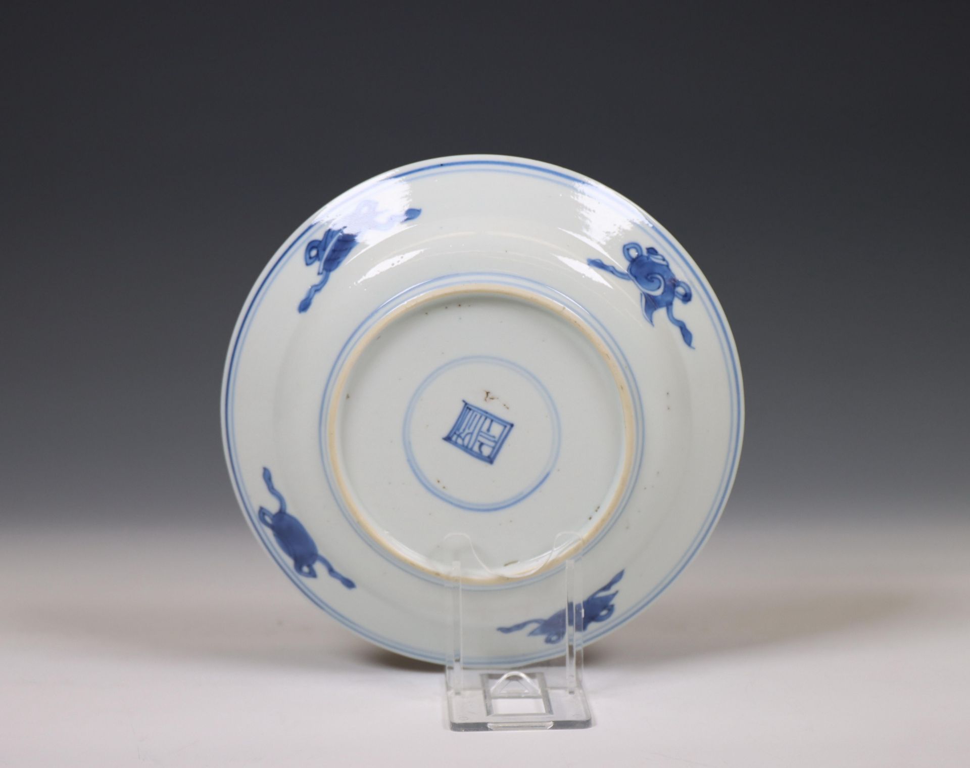 China, a blue and white porcelain 'chilong' plate, Kangxi period (1662-1722), - Image 2 of 2