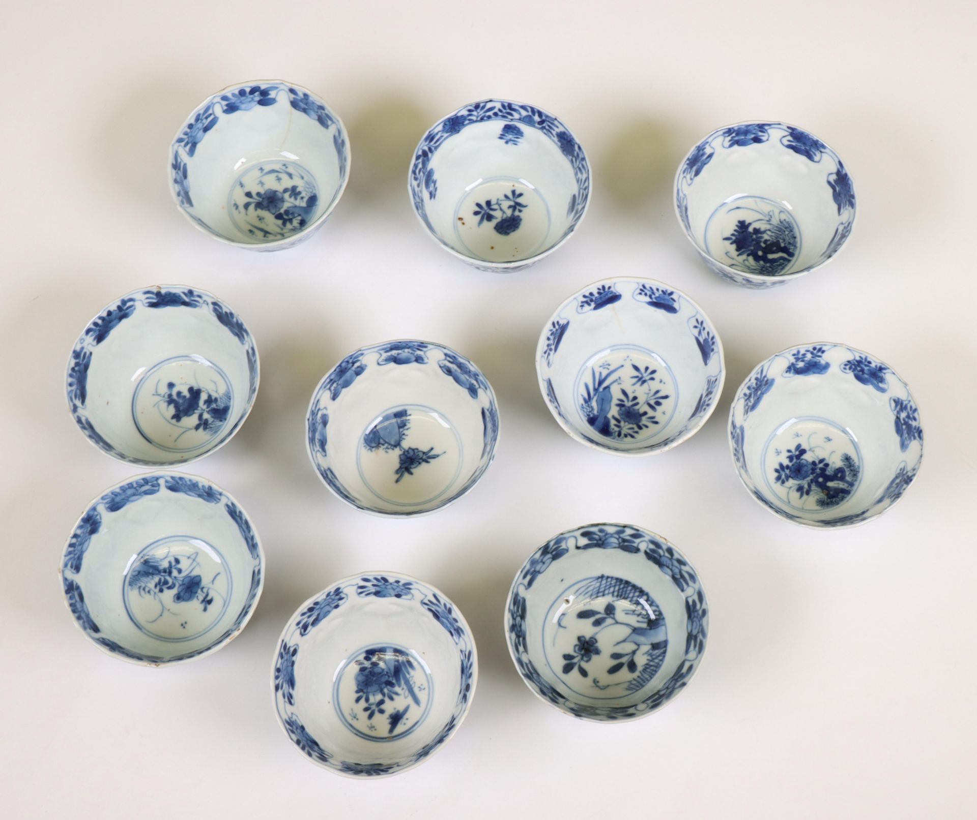China, a set of ten blue and white porcelain cups and twelve saucers, Kangxi period (1662-1722), - Bild 5 aus 7