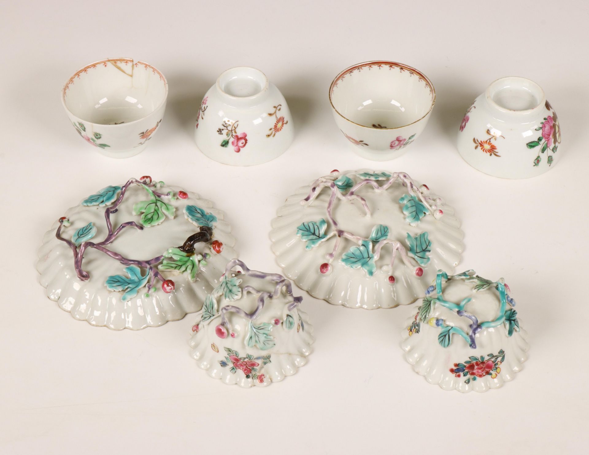 China, collection of famille rose porcelain cups and saucers, late Qing dynasty (1644-1912), - Bild 2 aus 2