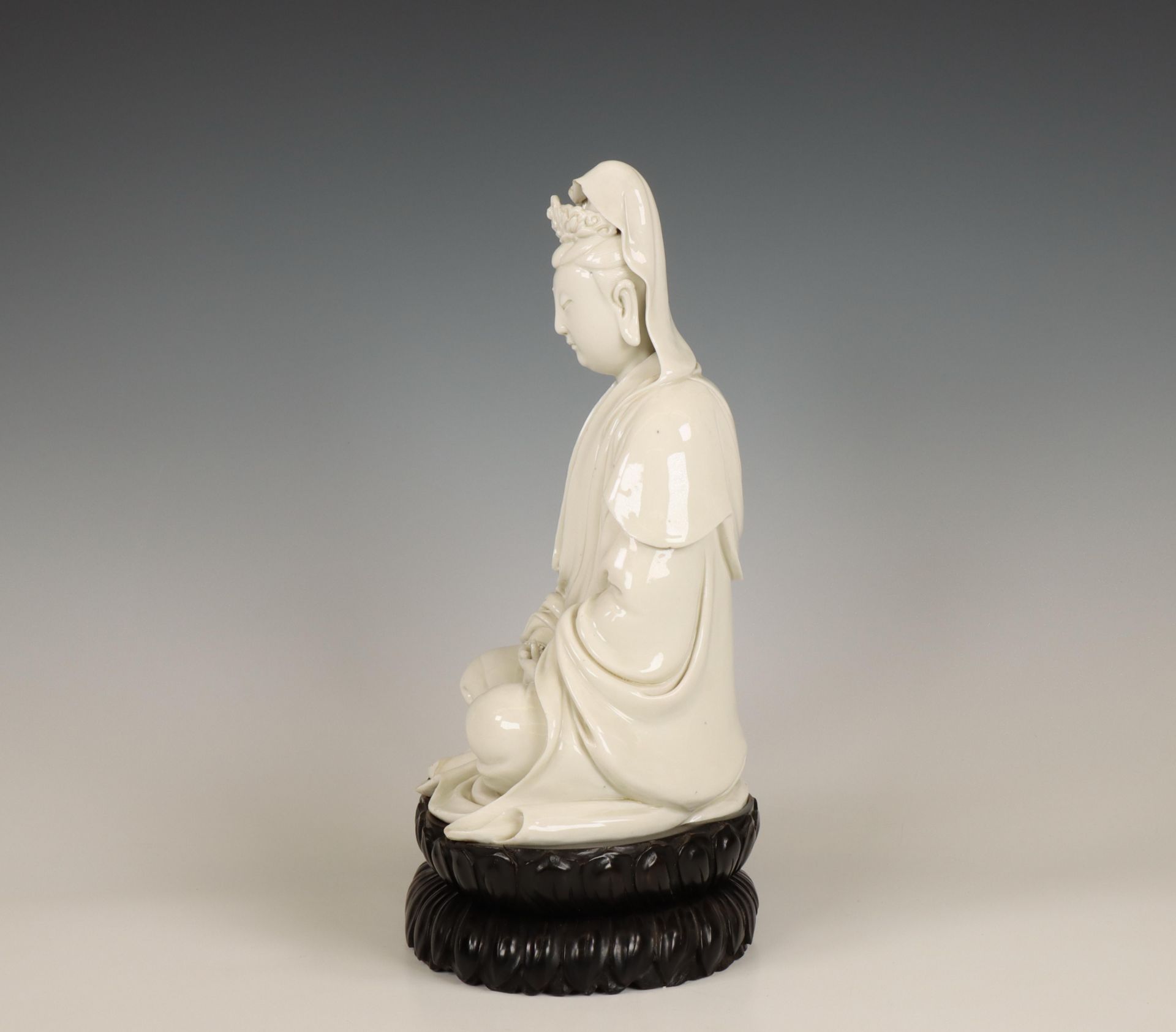 China, Dehua porcelain figure of a seated Guanyin, 20th century, - Bild 3 aus 6