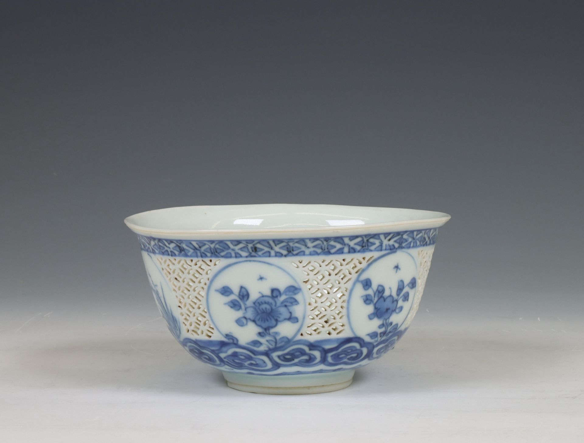 China, a blue and white porcelain openworked bowl, 18th century, - Bild 2 aus 6