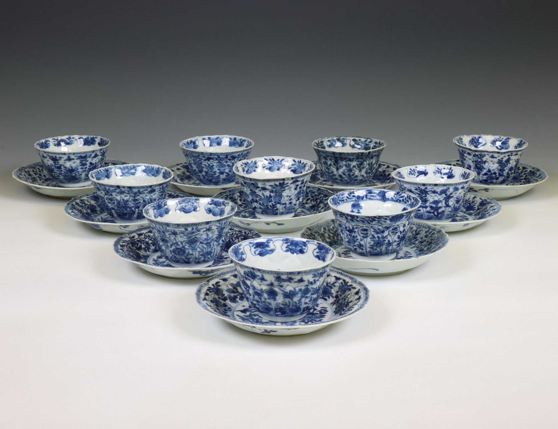 China, a set of ten blue and white porcelain cups and twelve saucers, Kangxi period (1662-1722), - Image 7 of 7