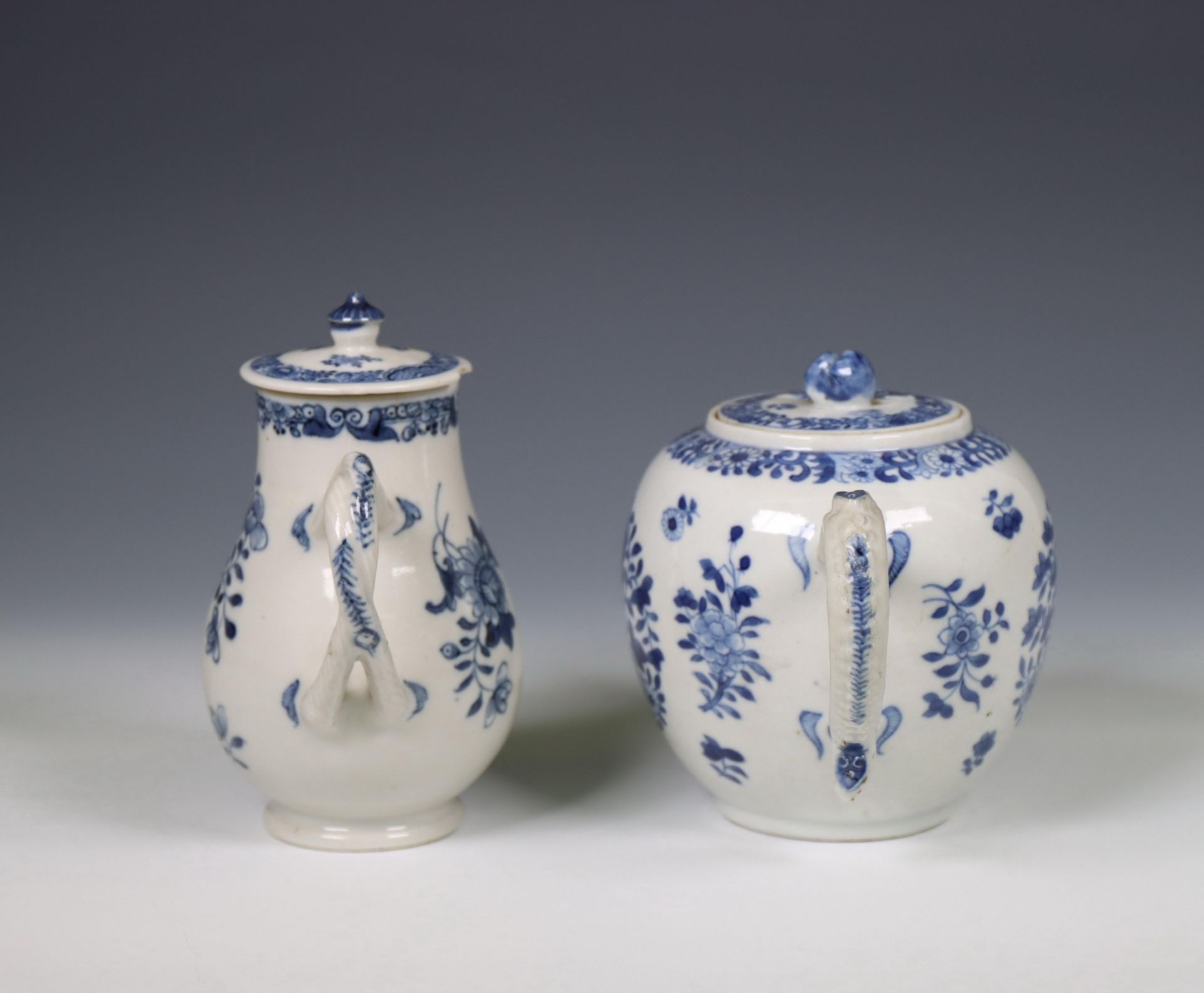 China, a blue and white porcelain teapot and a milk-jug, 18th century, - Bild 6 aus 6