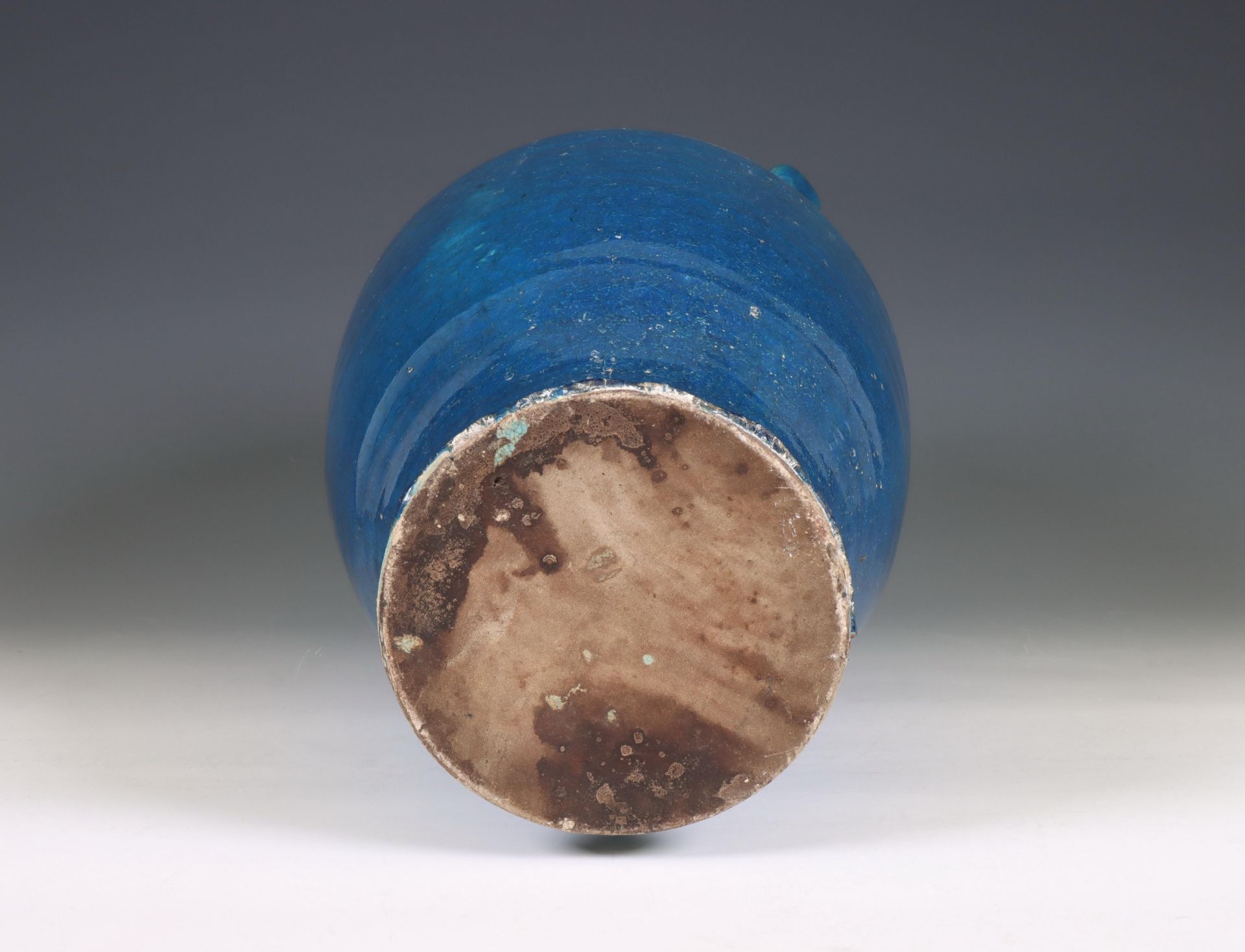 China, a blue-glazed earthenware lug-handled jar, ca. 1900, - Bild 3 aus 4