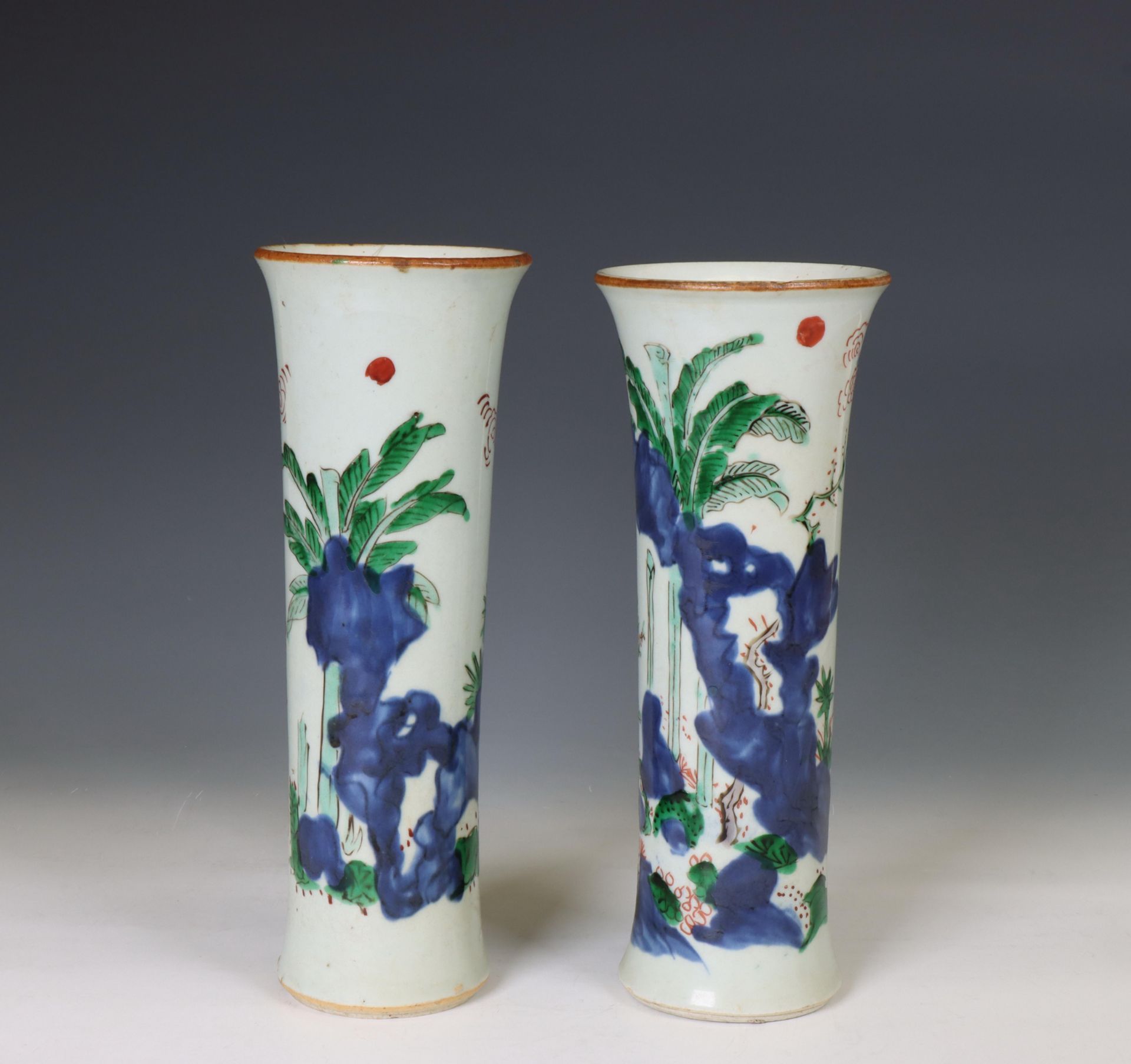 China, pair of wucai porcelain cylindrical vases, probably 17th century, - Bild 2 aus 3