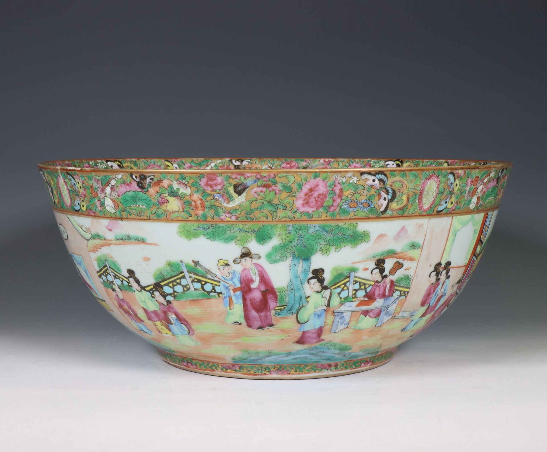 China, a Canton famille rose porcelain punch bowl, 19th century, - Bild 6 aus 8